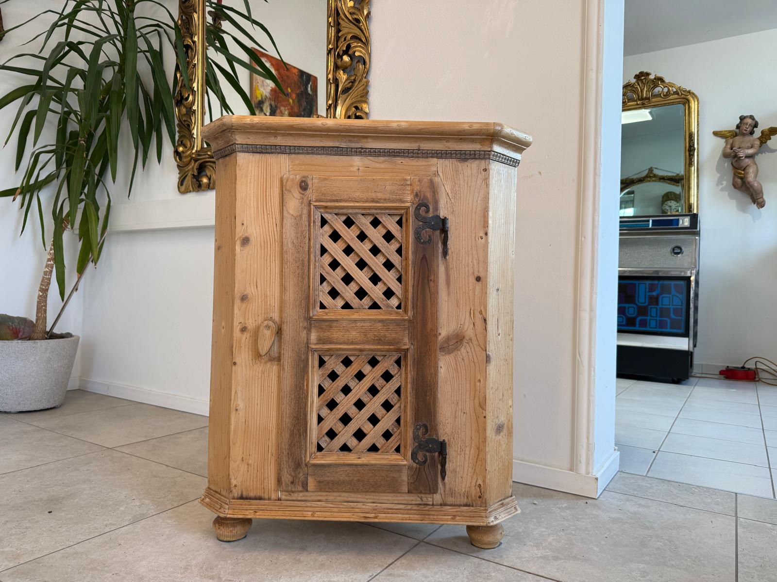 Bäuerliches Eckkasterl Eckanrichte Eckmöbel Bauernchrank G1043-1