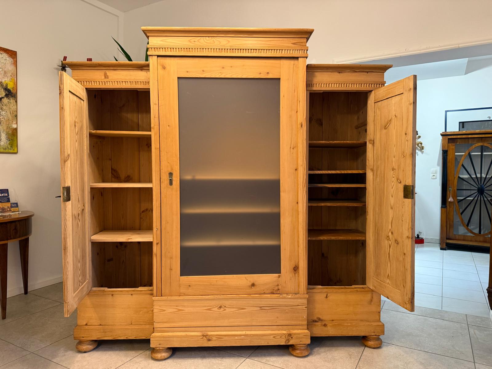 Originaler 3 teiliger Gründerzeit Garderobenschrank Weichholz Antiquität G2401