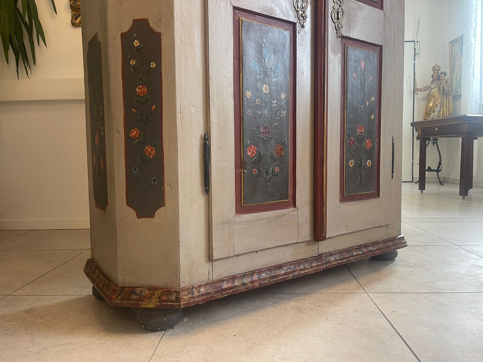 ff8d0917-f4e8-4dc4-811f-8c1acd0b16d7 Antiker Bauernschrank Handbemalt Biedermeier Dielenschrank A4838