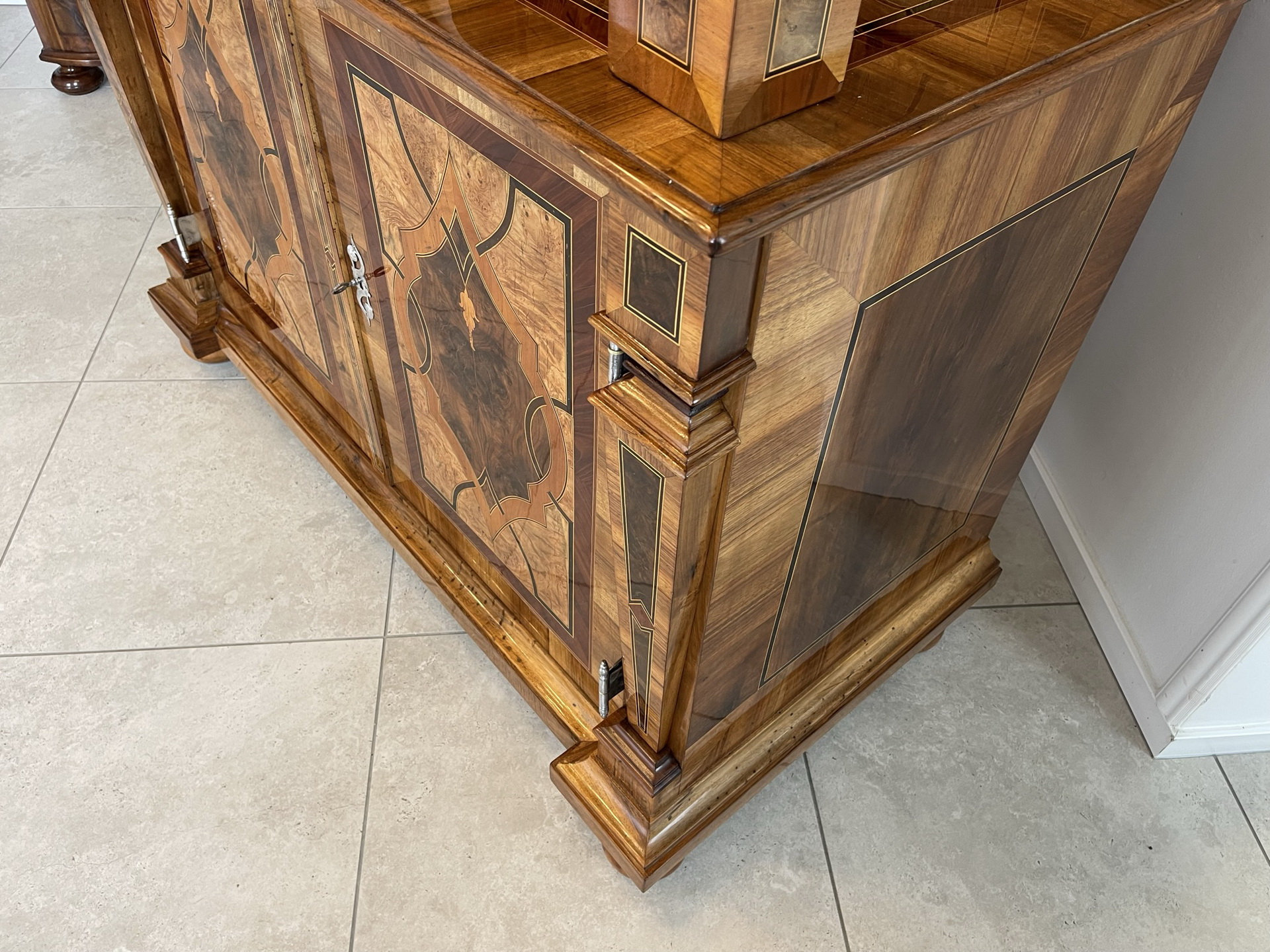 bauernschrank-bauernmoebel_147 Barock Sekretär Tabernakel Antiquität Stollenschrank mit Vollsäulen B1636