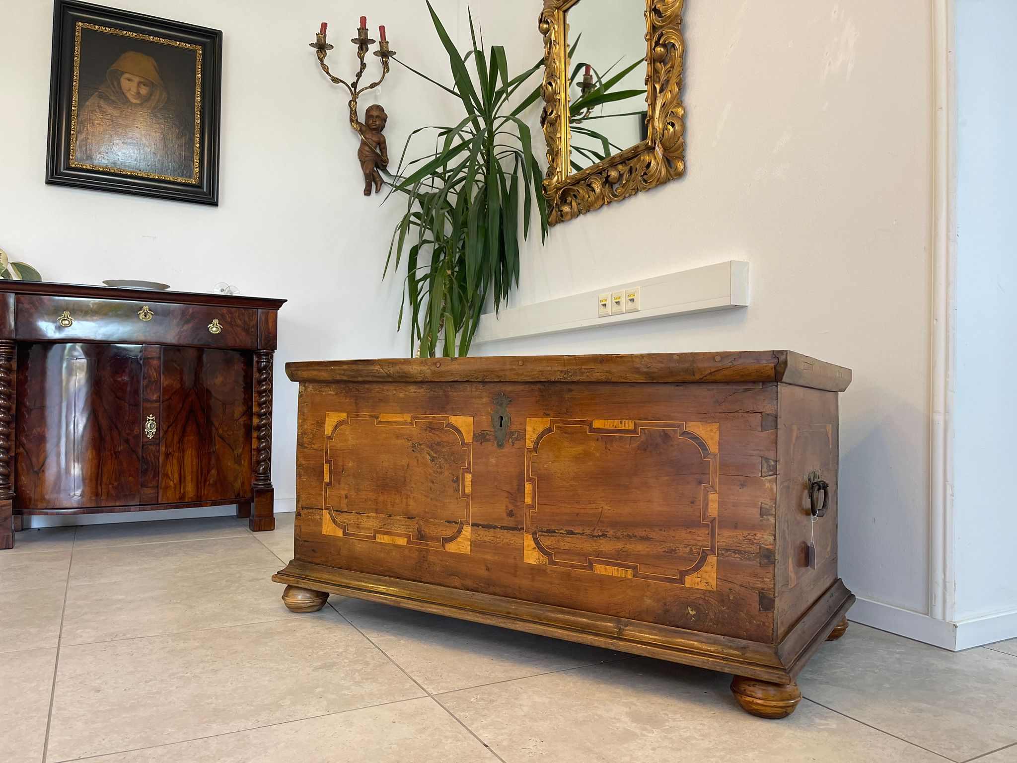 ace37da0-0720-4c0a-a48f-3de281304968-1 Sale Barock Truhe Nussholz Hartholz A4955
