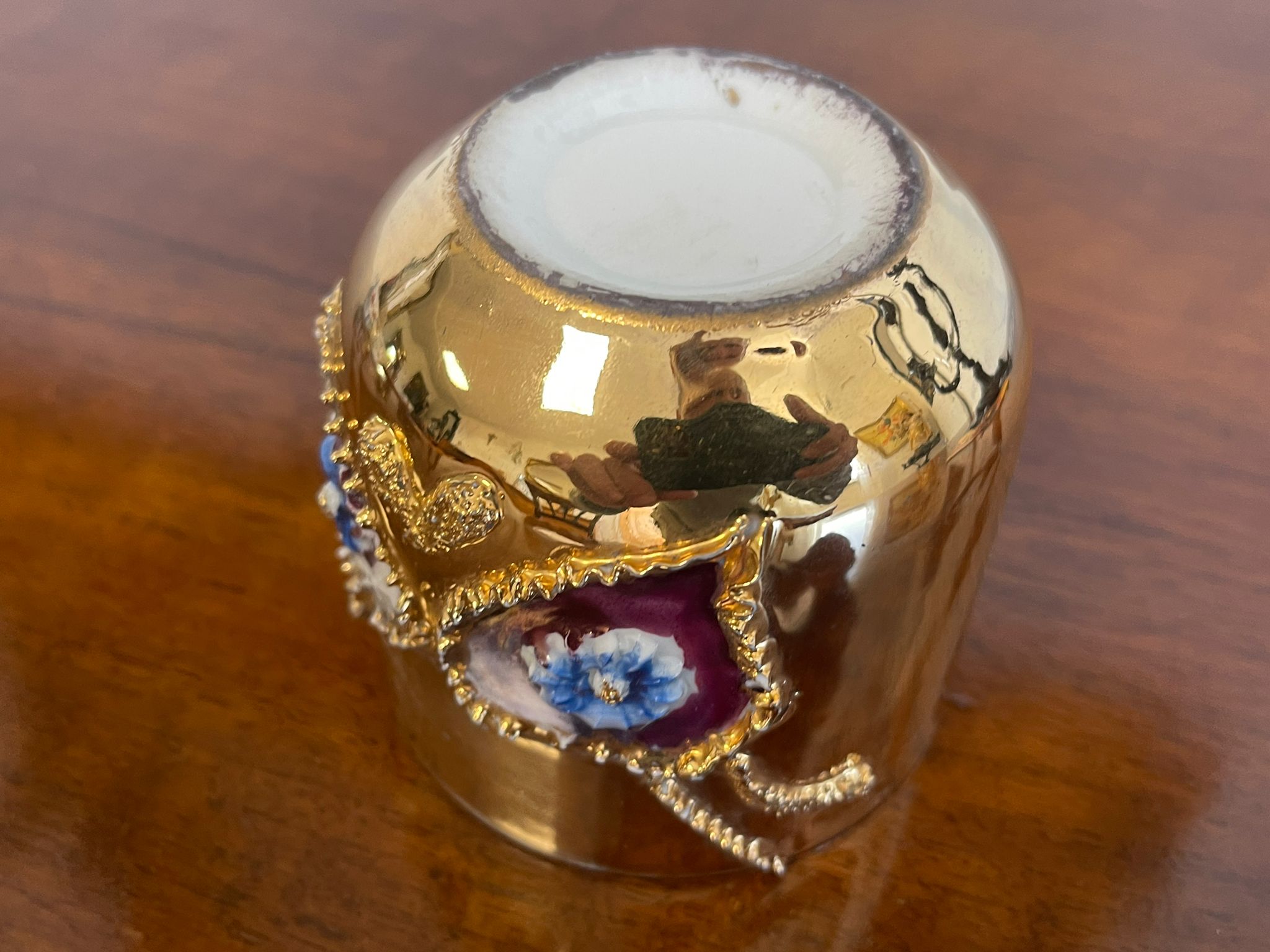 62f3e620-aefc-4b11-a452-7f588ee16628 Antike Erinnerung Rosenhäferl Rosentasse bemalt  A4916