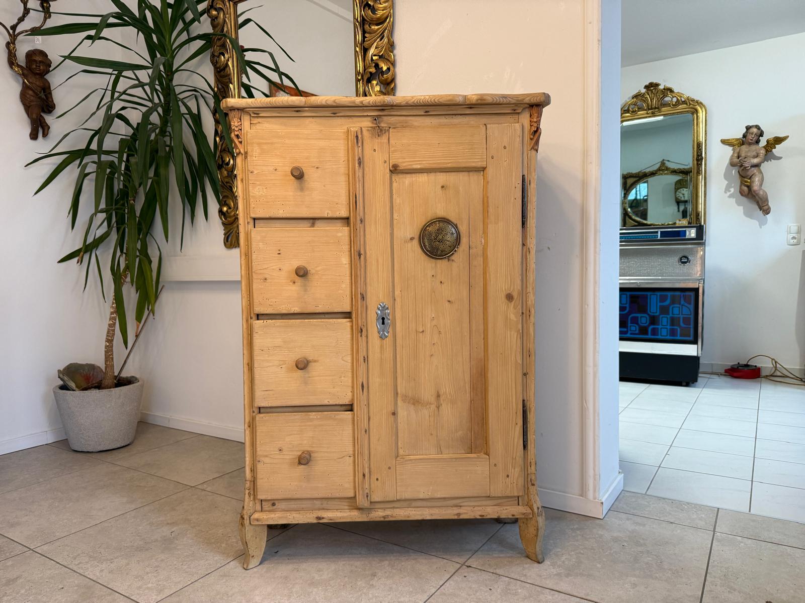 Bäuerlicher uriger Brotschrank Almerschrank Speiskasten Bauernkasten D1130