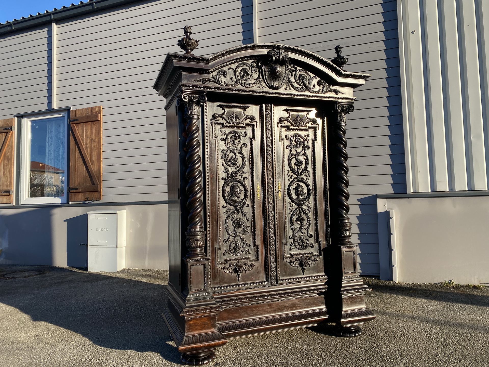 Monumentaler Renaissance Hallenschrank Prachtschrank B2064