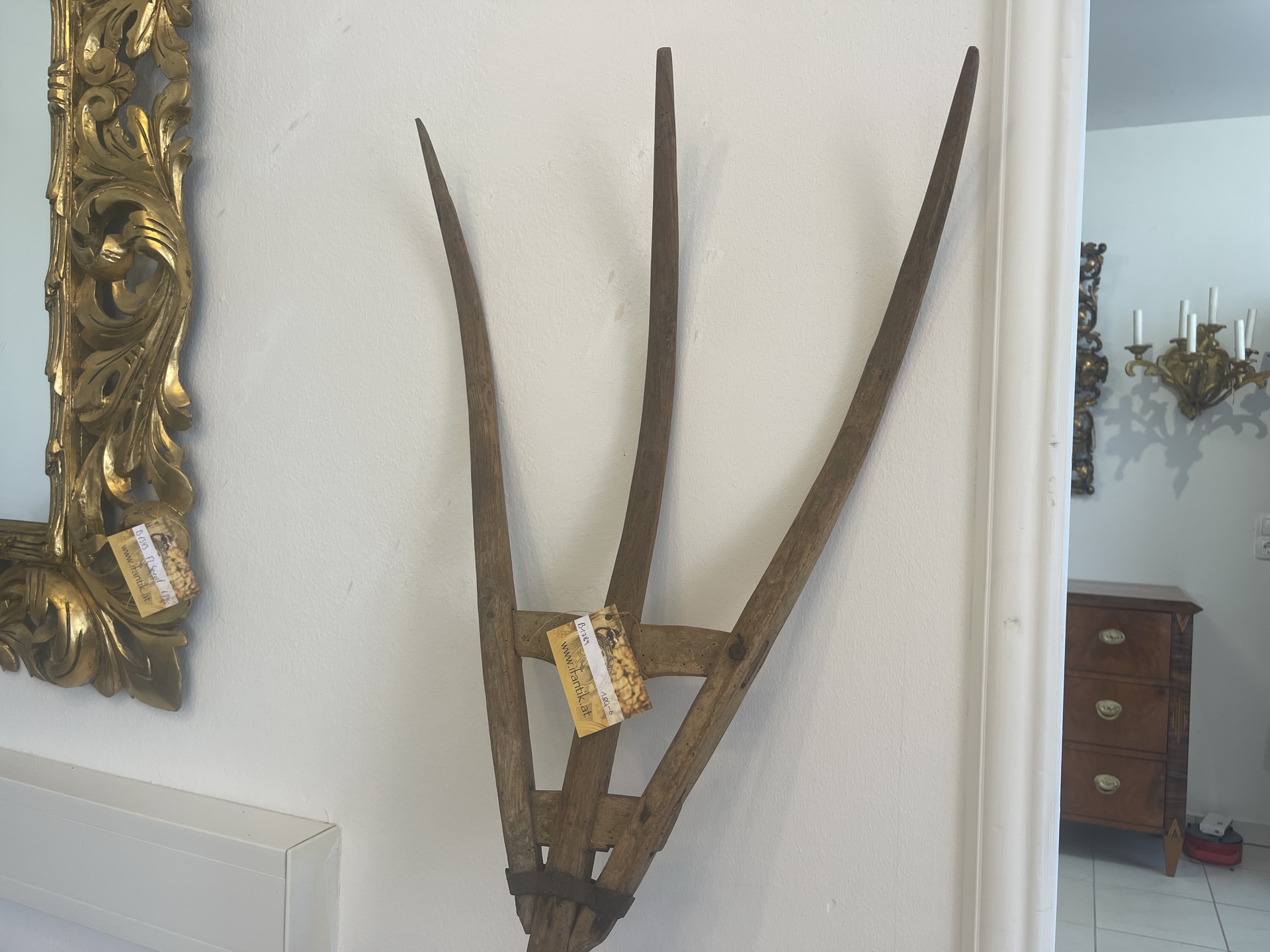 bauernschrank-Kredenz_36 Alte Heugabel aus Holz für Dekoration oder Heuarbeiten - Rustikal - B1789