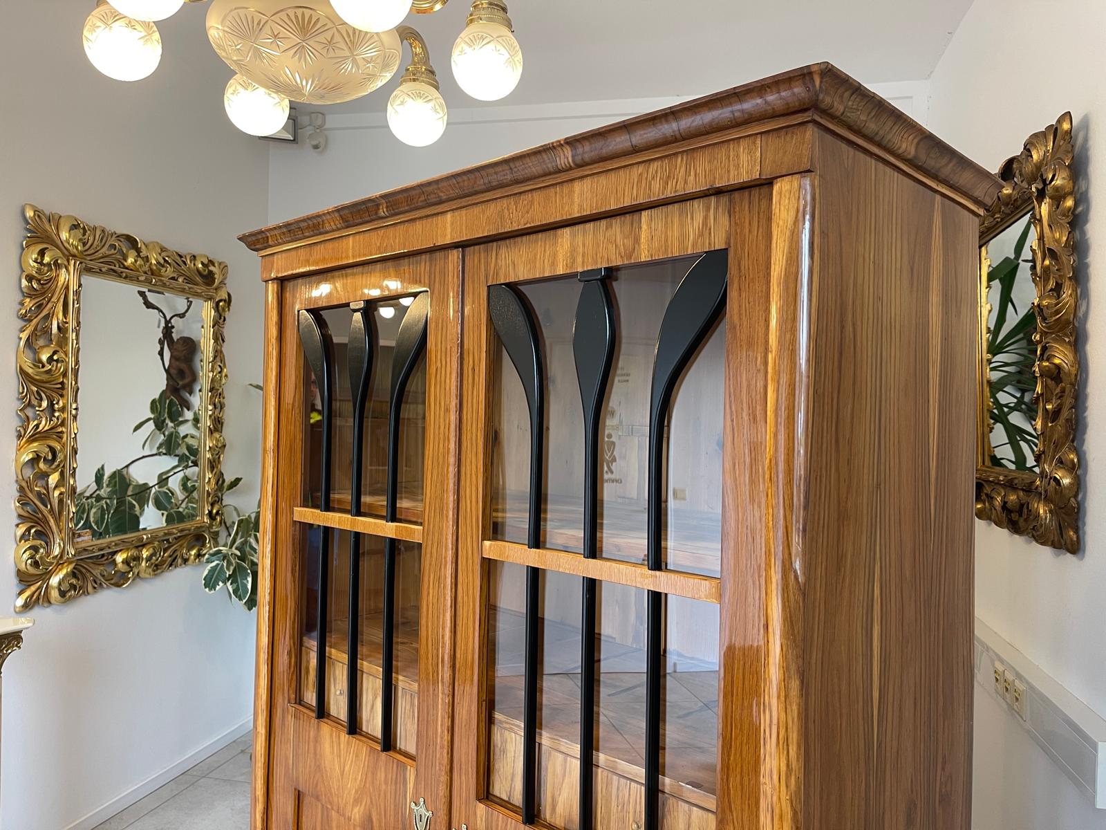 4e8f57b1-65e7-48a0-9af7-751561a54c17 Antiquität Sale Biedermeier Vitrine Bücherschrank Nussholz Antiquität A4932
