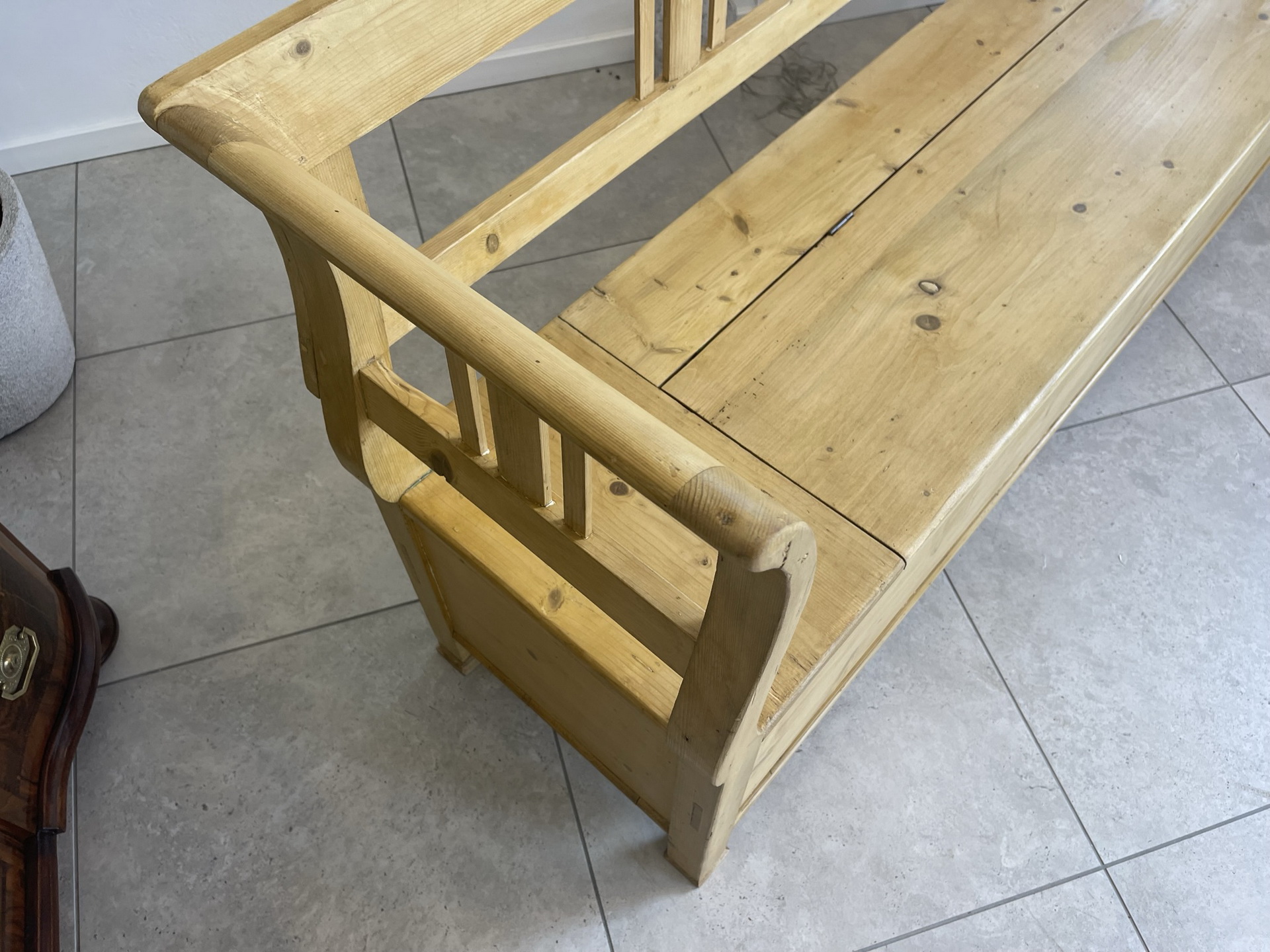 IMG_2635lMTBrnxjxG4Fb Provinzielle alte Truhenbank Küchenbank aus Holz mit Stauraum - B1729