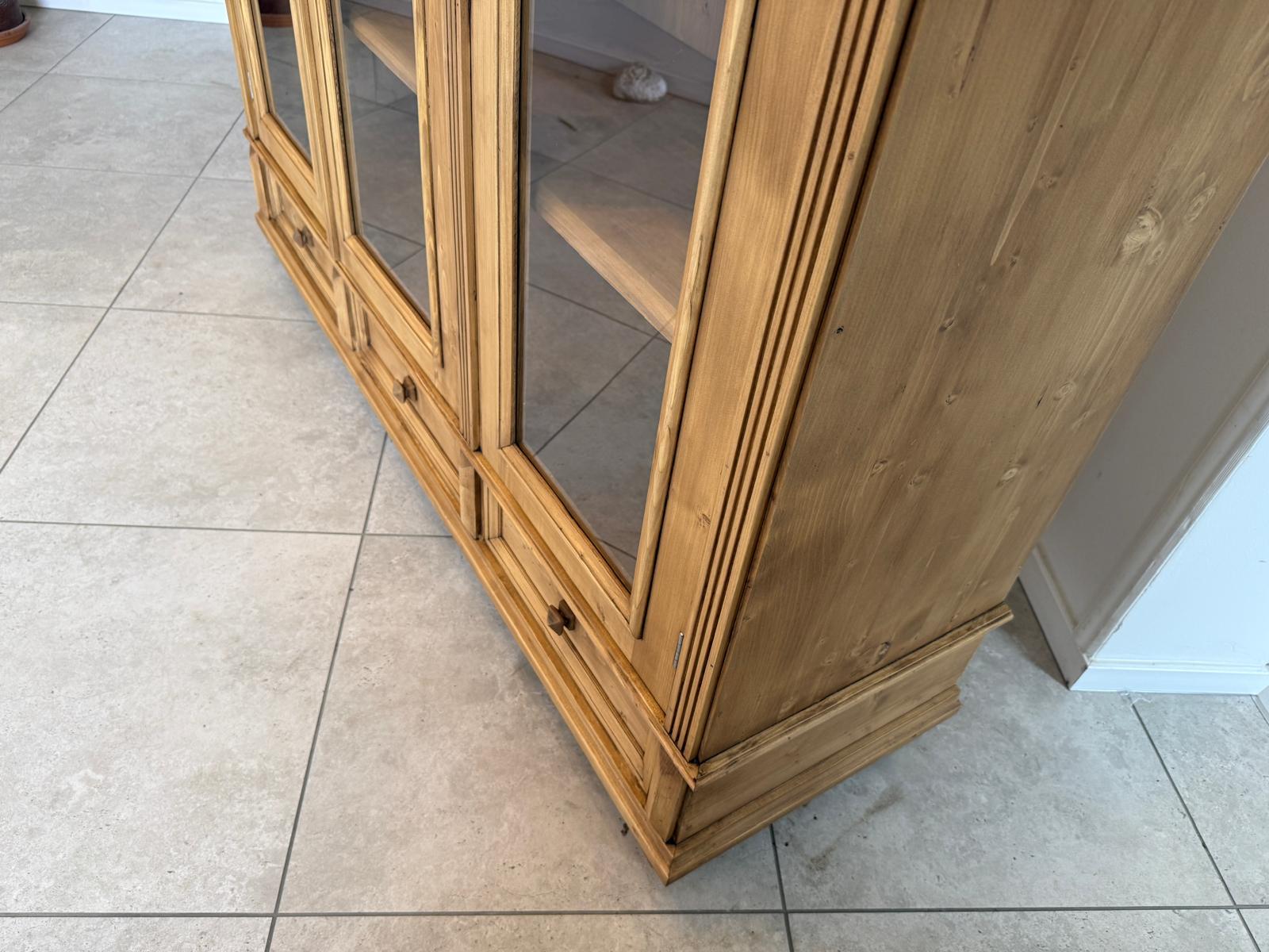 Bäuerliche Vitrine Bauernvitrine Naturholz Bücherschrank D2288