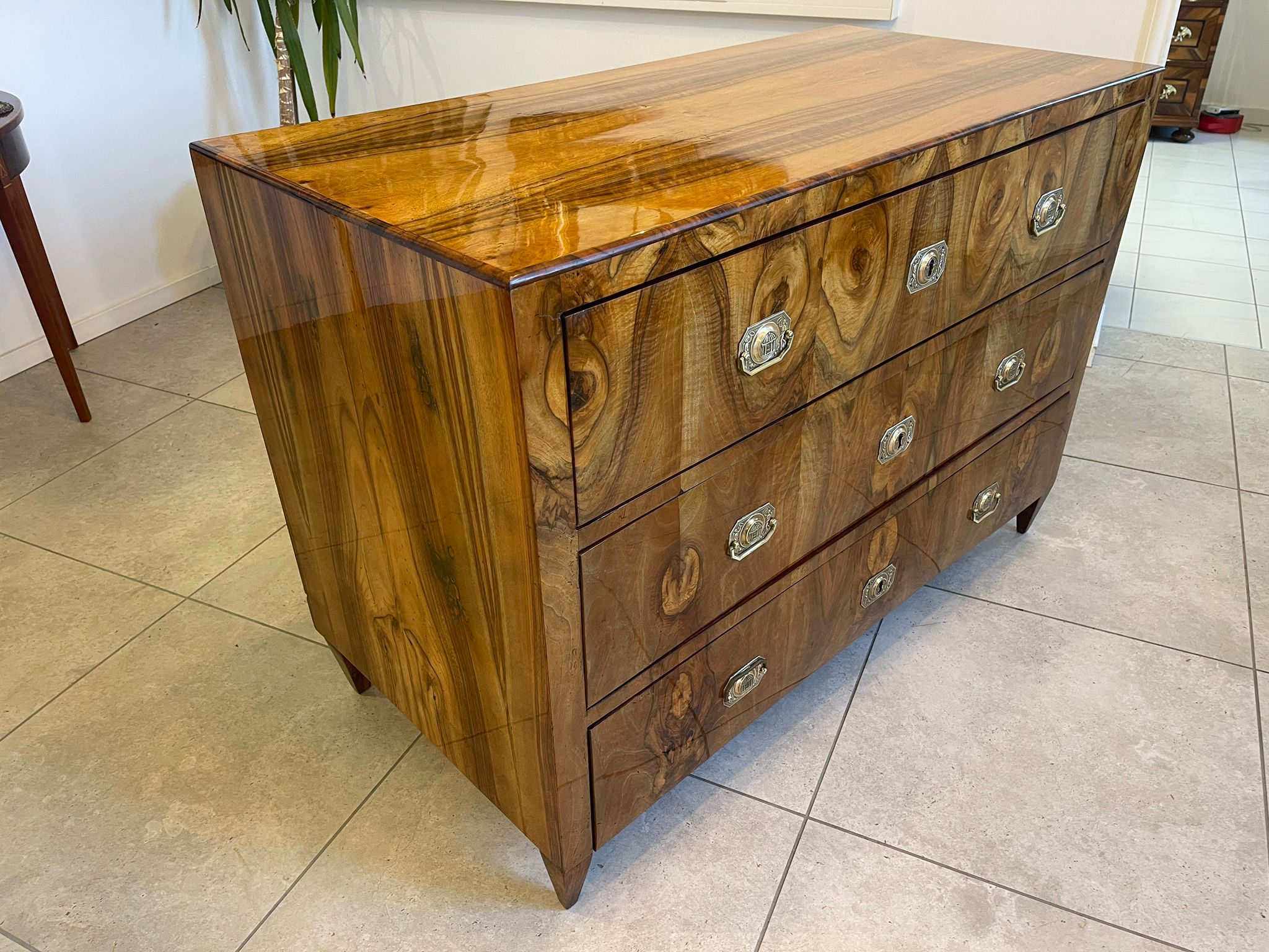 061fb06f-151d-4695-b915-c6ae6e6e1a4b Sale Restaurierte Biedermeier Kommode Nussholz Antiquität A5104