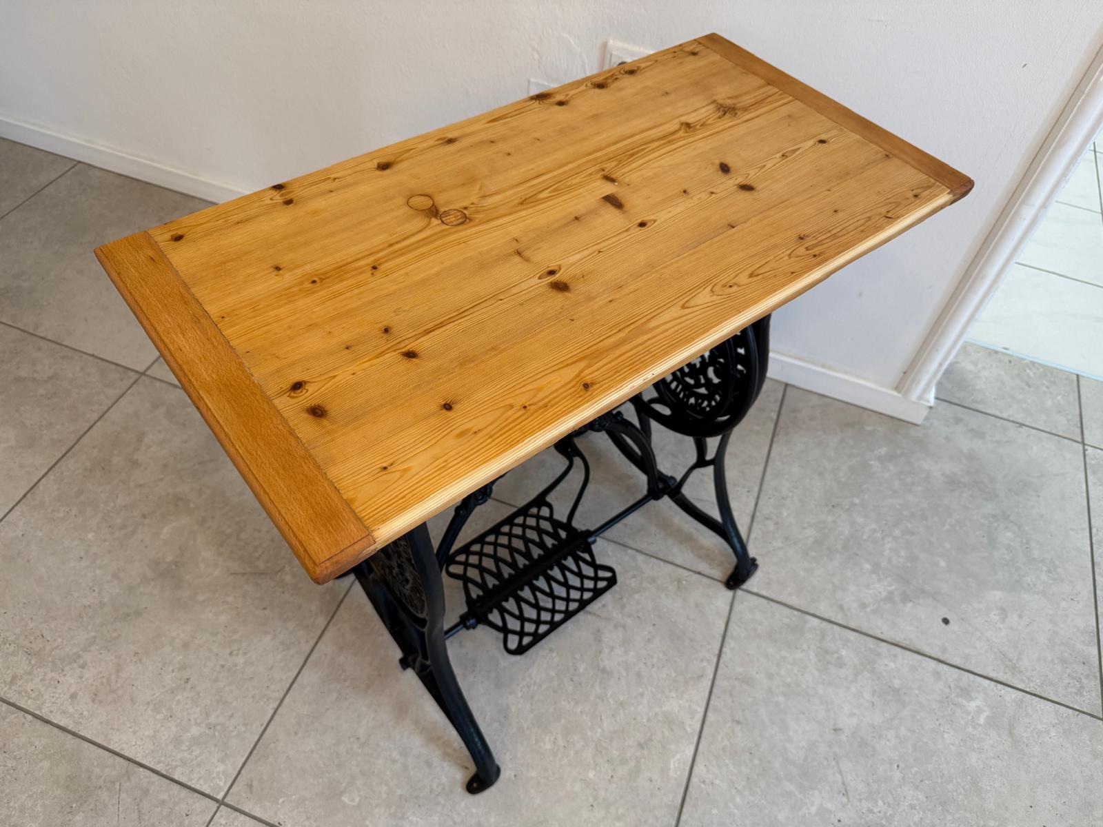 Bäuerlicher Tisch Nähmaschinentisch Gusseisern G2019