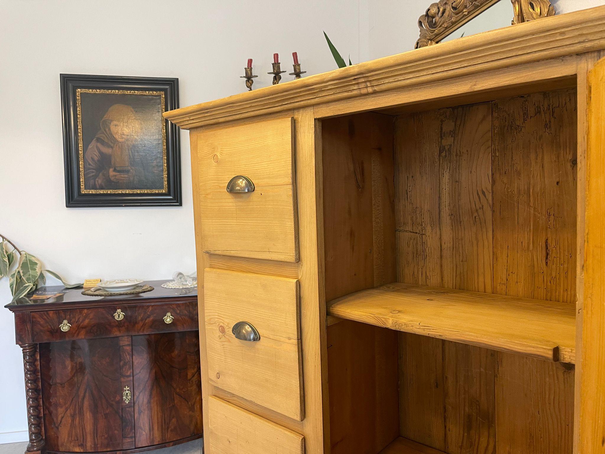 3f449edb-687c-4487-bcd0-94f20576e03f Bäuerlicher uriger Brotschrank Almerschrank Speiskasten Bauernkasten A5034