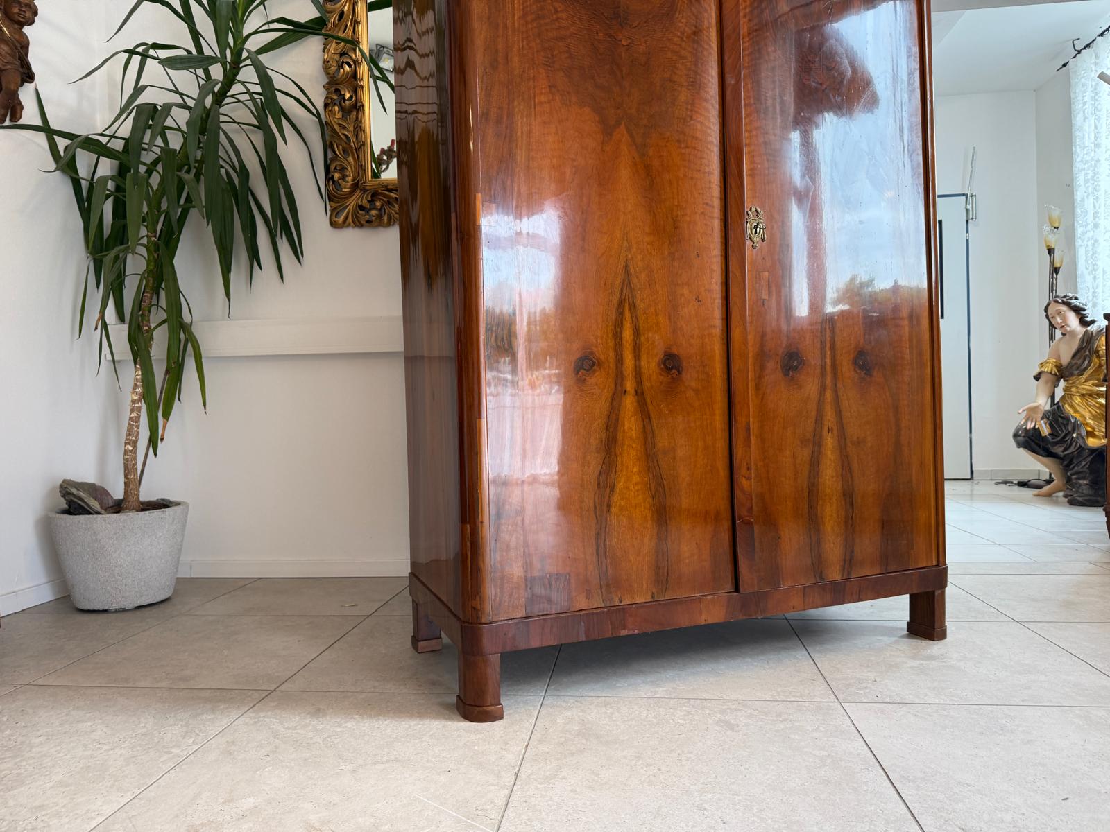 Originaler Biedermeier Schrank mit Nussholz-Furnier Kleiderstange G2075
