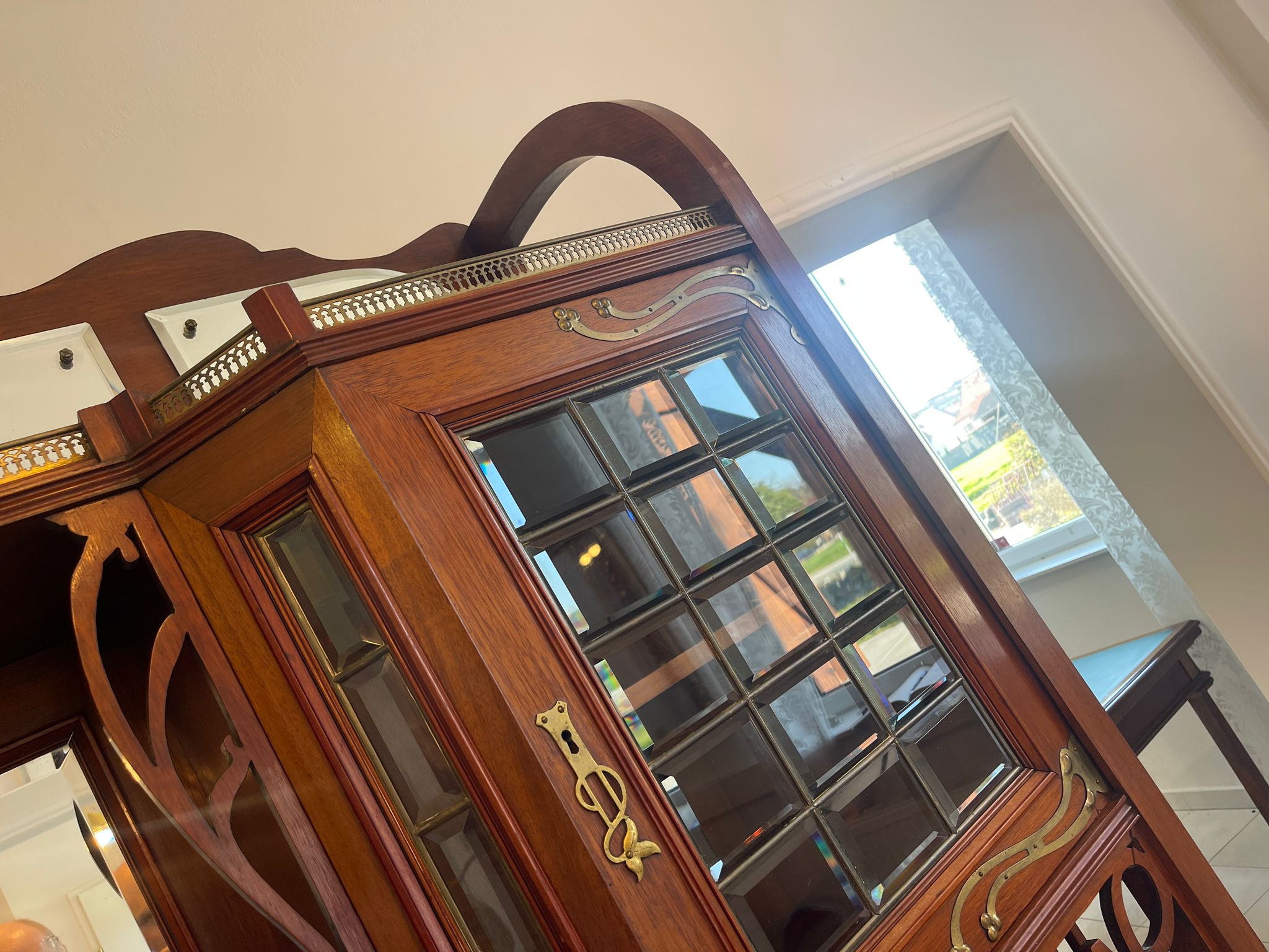 c8d98803-0022-4cbf-a7db-7af55247f3c3 Originales Jugendstil Aufsatzbuffet Bücherschrank Vitrinenschrank A4909