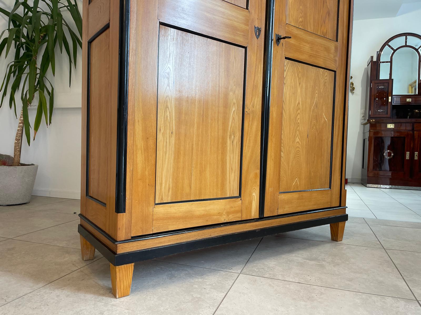 Originaler Biedermeier Schrank mit Nussholz-Furnier Kleiderstange G1513