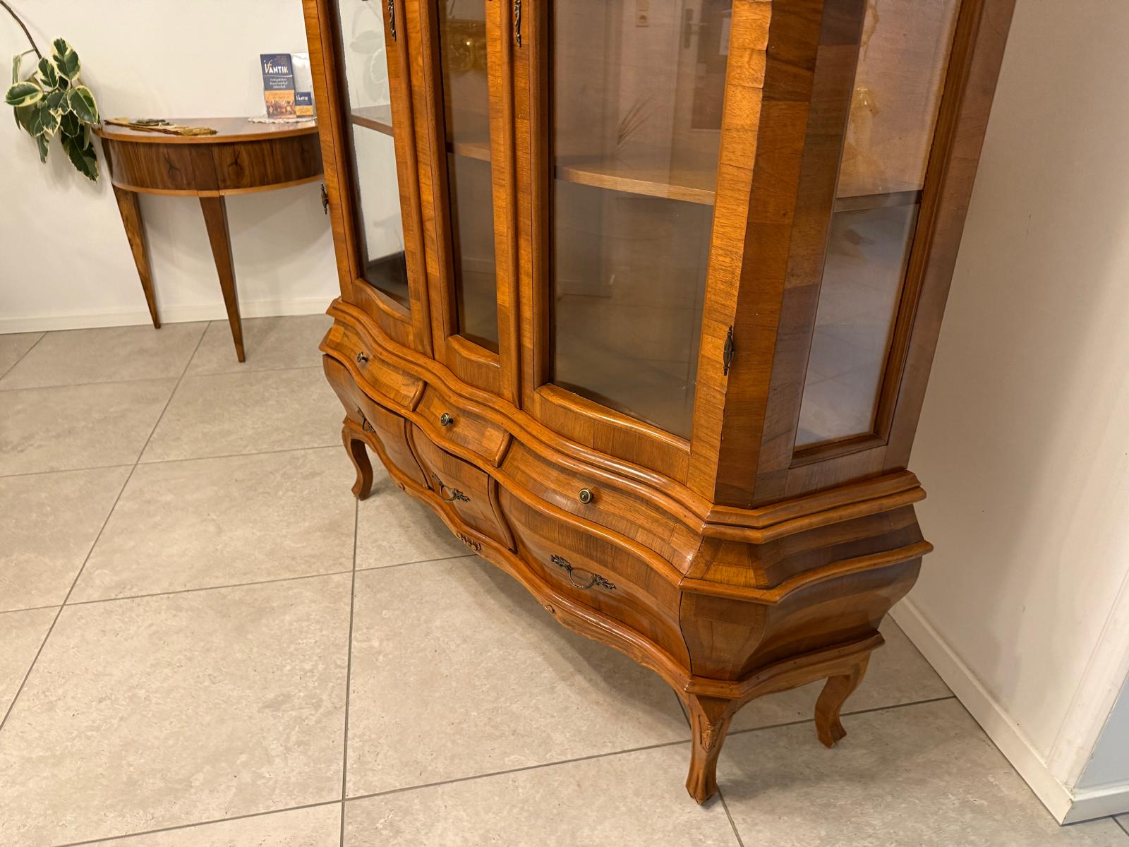 Barockstil Vitrine Nussholz Glasschrank Bücherschrank G2259