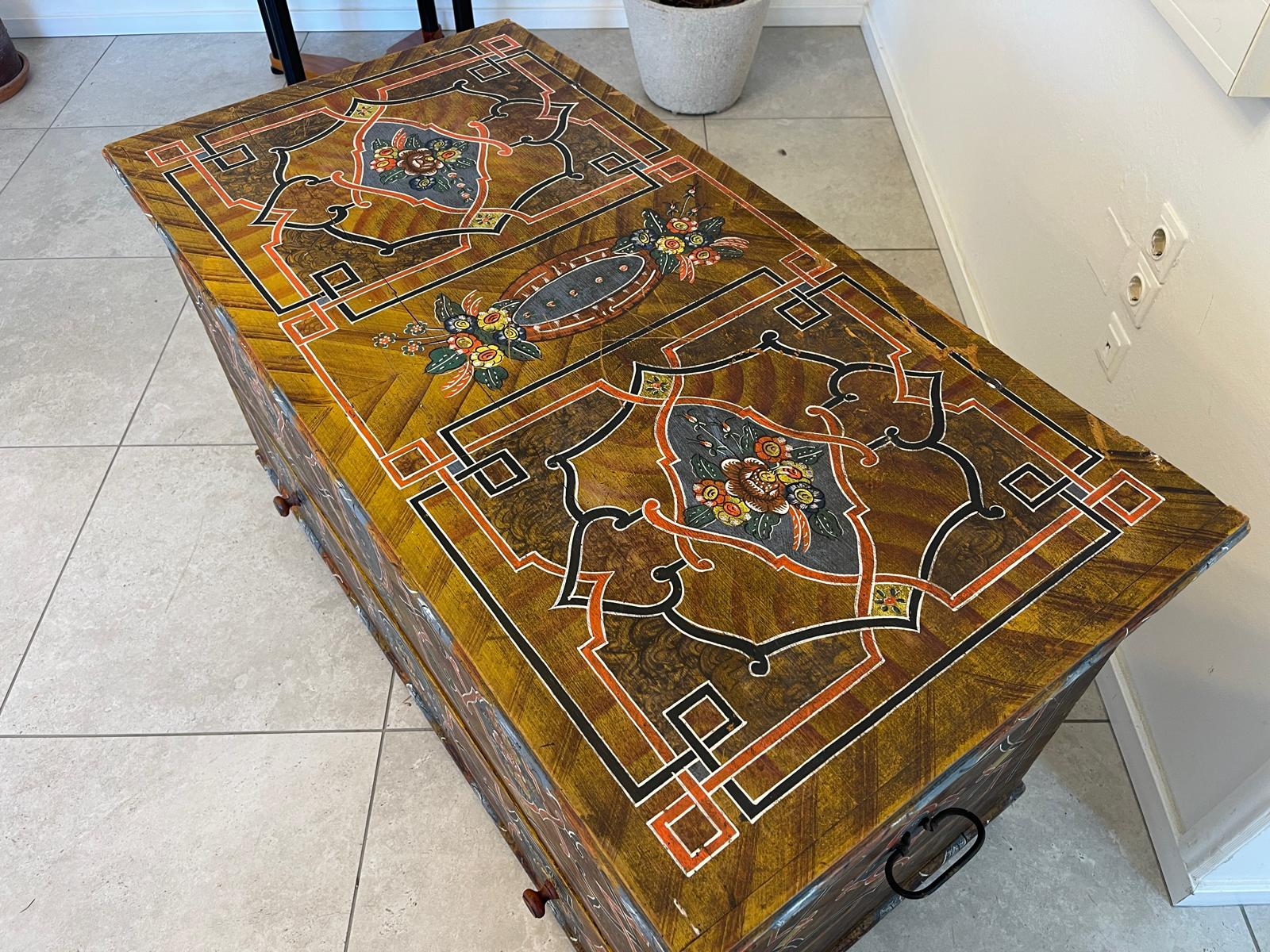 Urige gefasste bemalte Bauerntruhe mit Blumenmotiven G1270