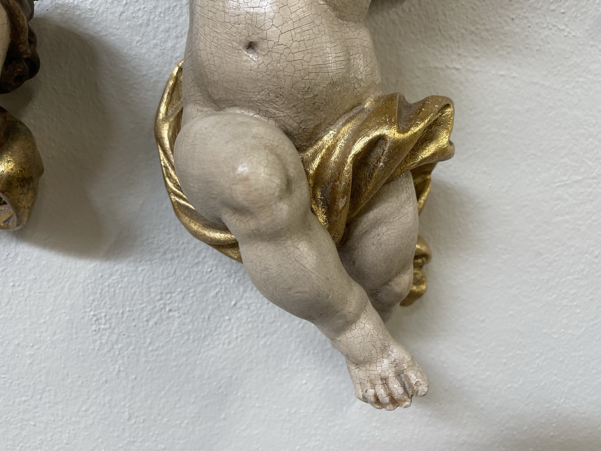 Madonna-Engel_03 hübsche Engelsfigur Putto Holzfigur Holzschnitzerei i1704