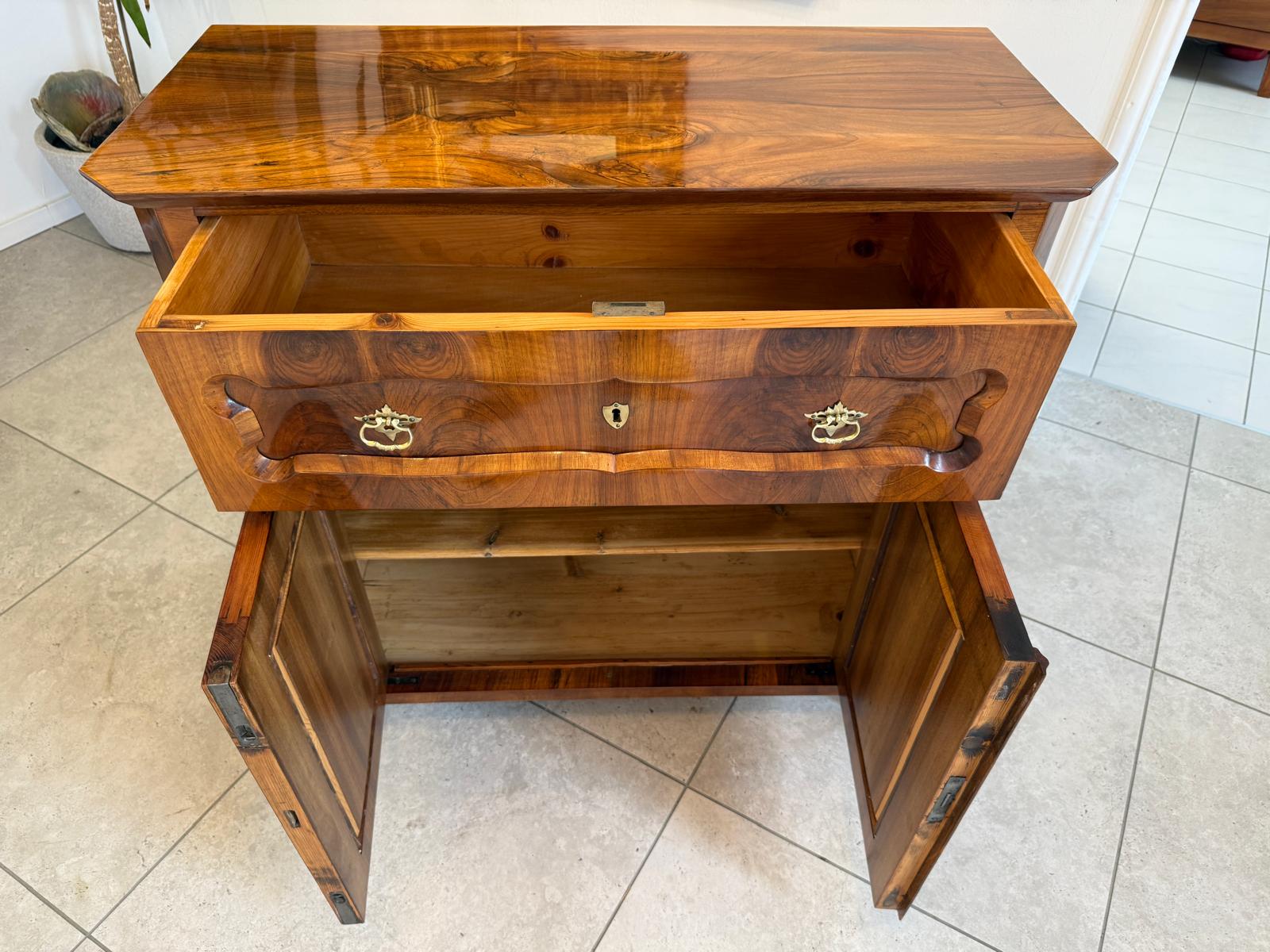 Sale Restaurierte Biedermeier Anrichte Trumeau Nussholz G1830