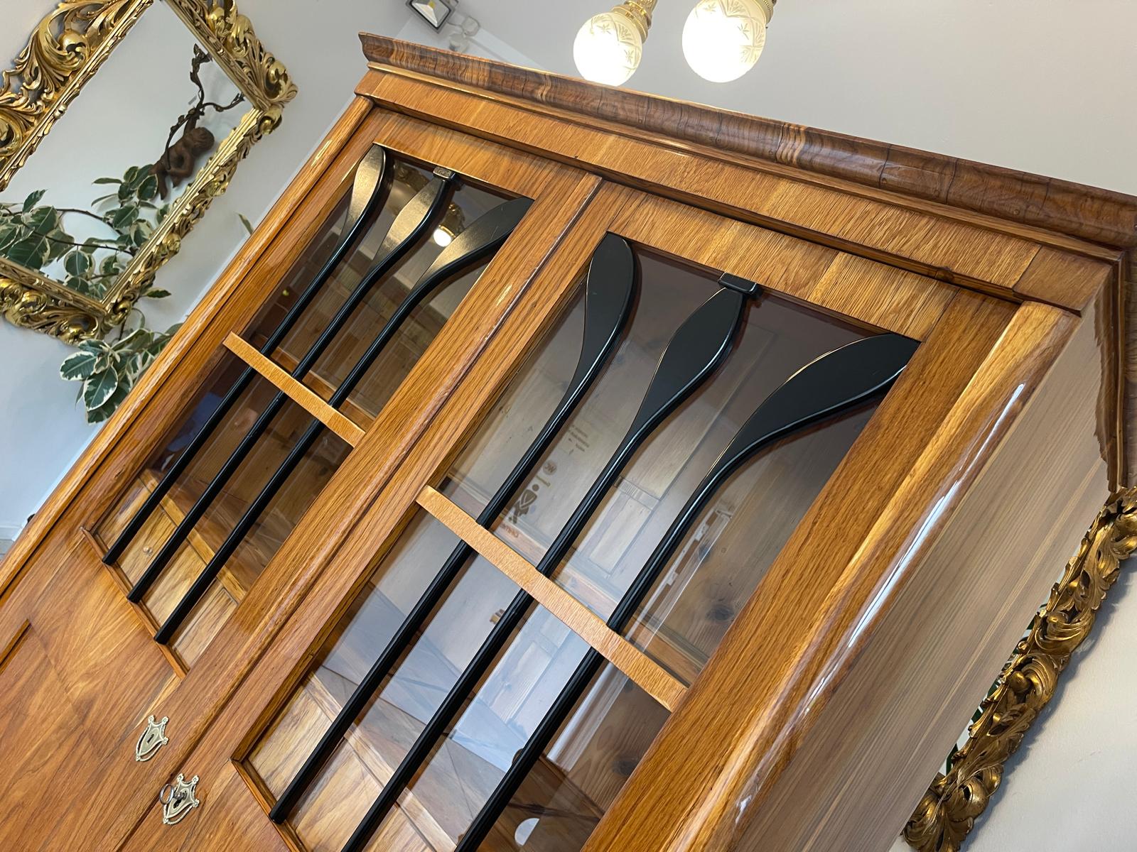 aebe8be5-b93b-4d6e-9ae4-635c153c79b1 Antiquität Sale Biedermeier Vitrine Bücherschrank Nussholz Antiquität A4932