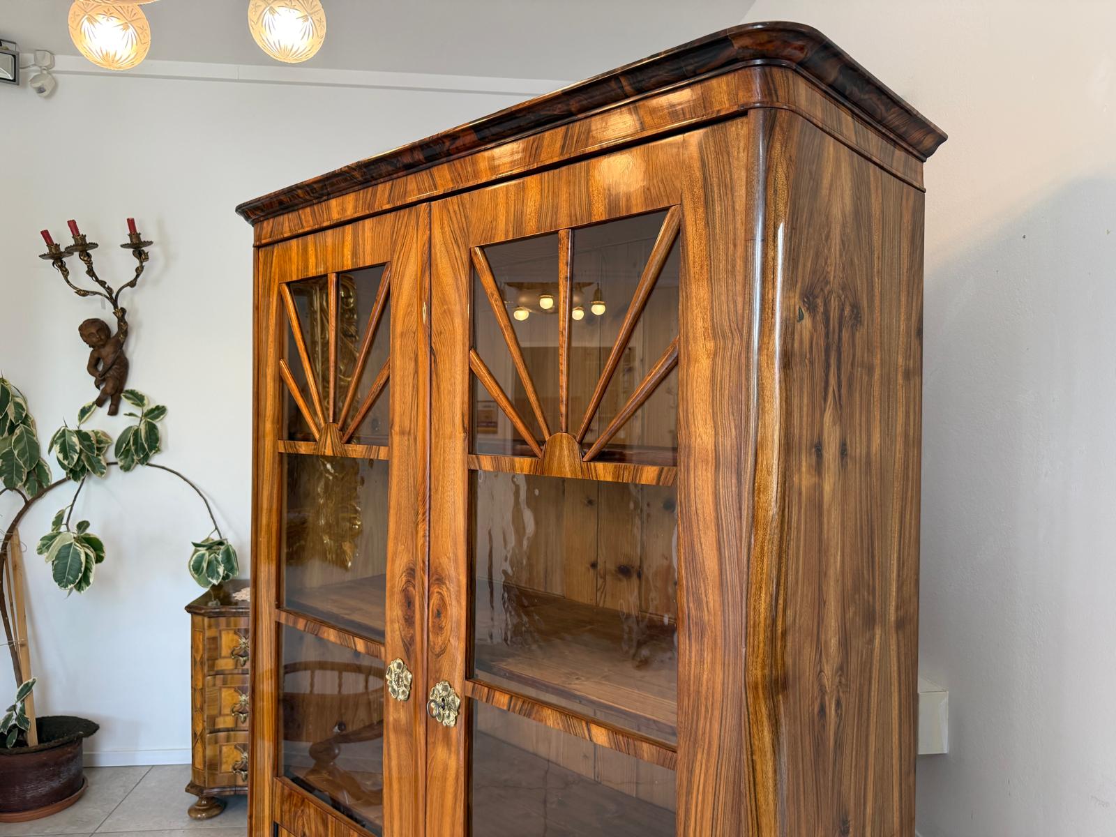 Sale Biedermeier Vitrine Sonnenvitrine Bibliotheksschrank Nussholz D2677