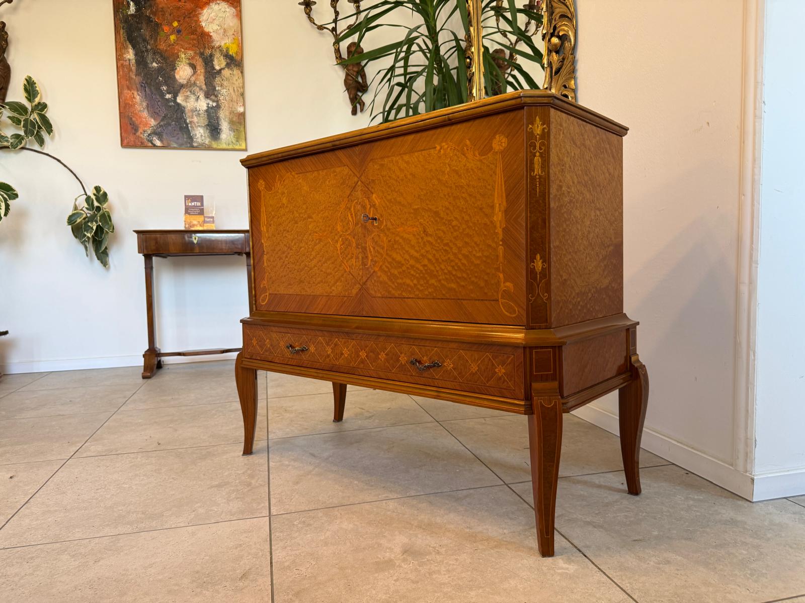 Geschweifte Anrichte Sideboard Kommode Barockstil Stilmöbel ifantik D1228