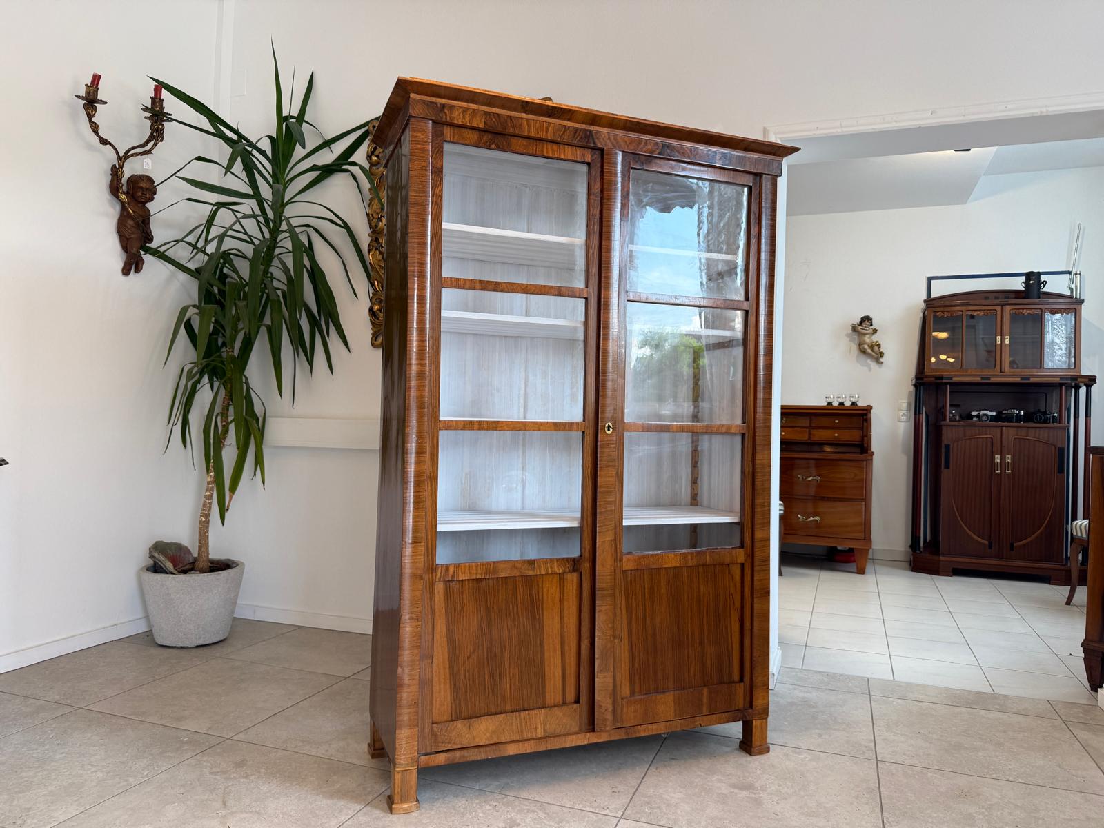 Biedermeier Vitrinenschrank Glasschrank Nussholz Antiquität G1797
