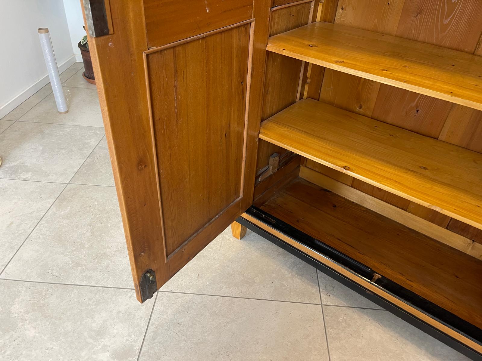 Originaler Biedermeier Schrank mit Nussholz-Furnier Kleiderstange G1513