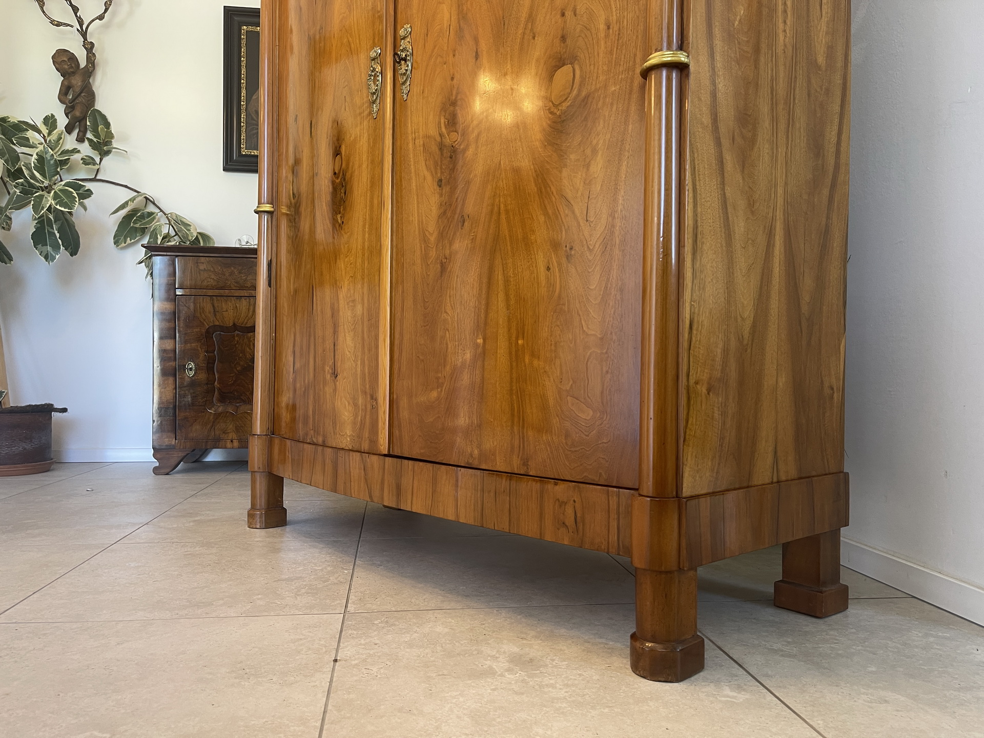 IMG_9637YseuFeTOqjzef Altrestaurierter Empire Säulenschrank Kleiderkasten Nussholz A4468