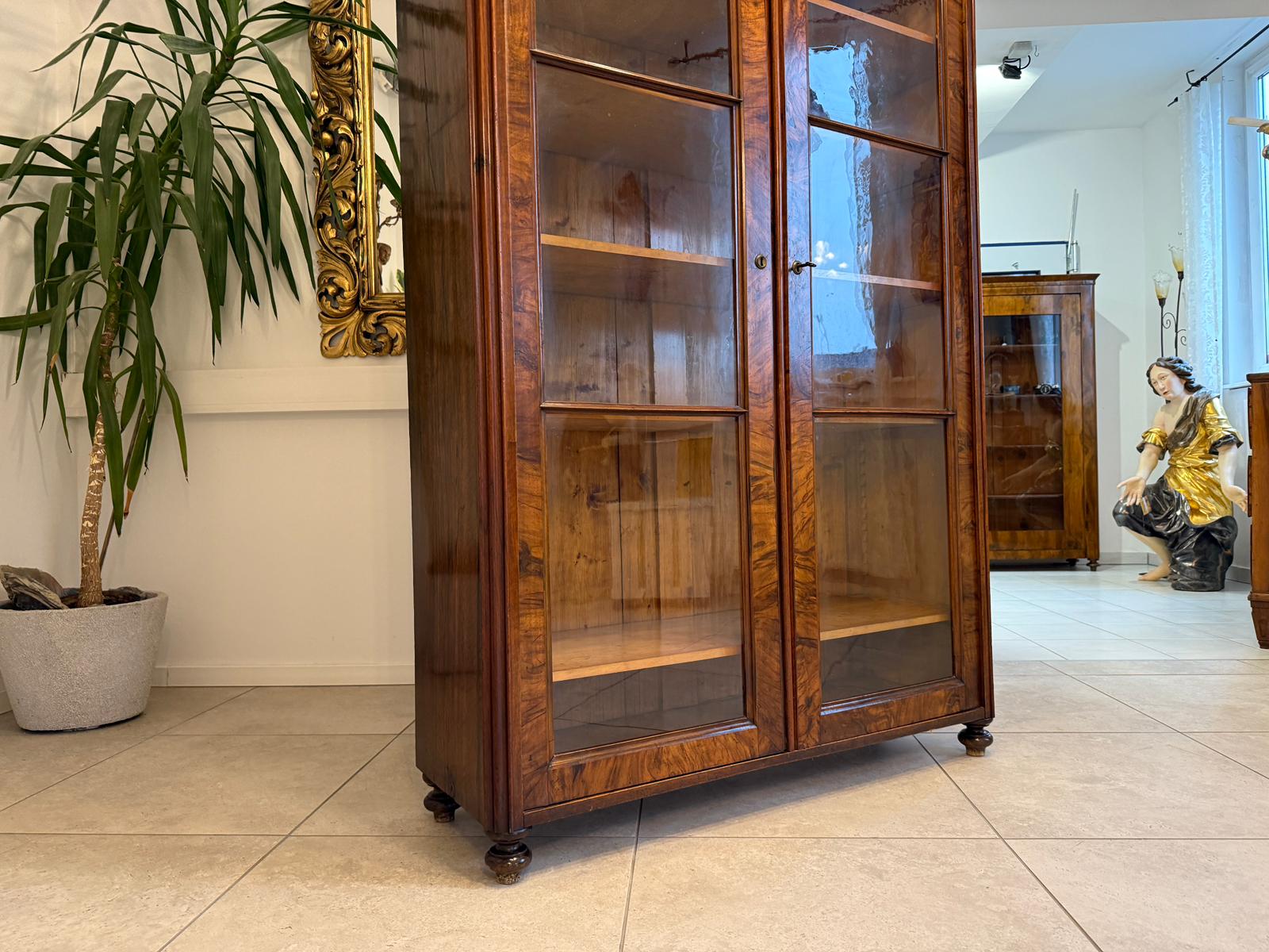 Biedermeier Vitrinenschrank Glasschrank Nussholz Kleiderschrank G2228