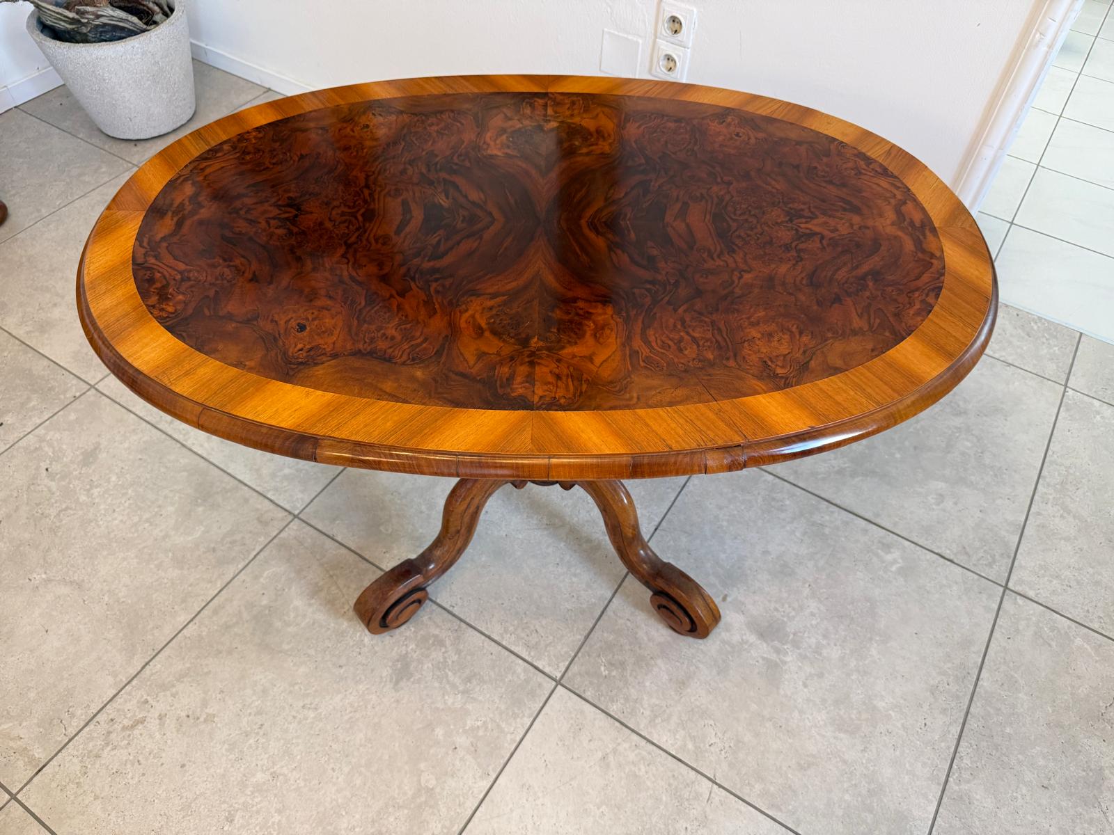OvalerSpätbiedermeier Tisch Beistelltisch Nussholz Furniert D2809