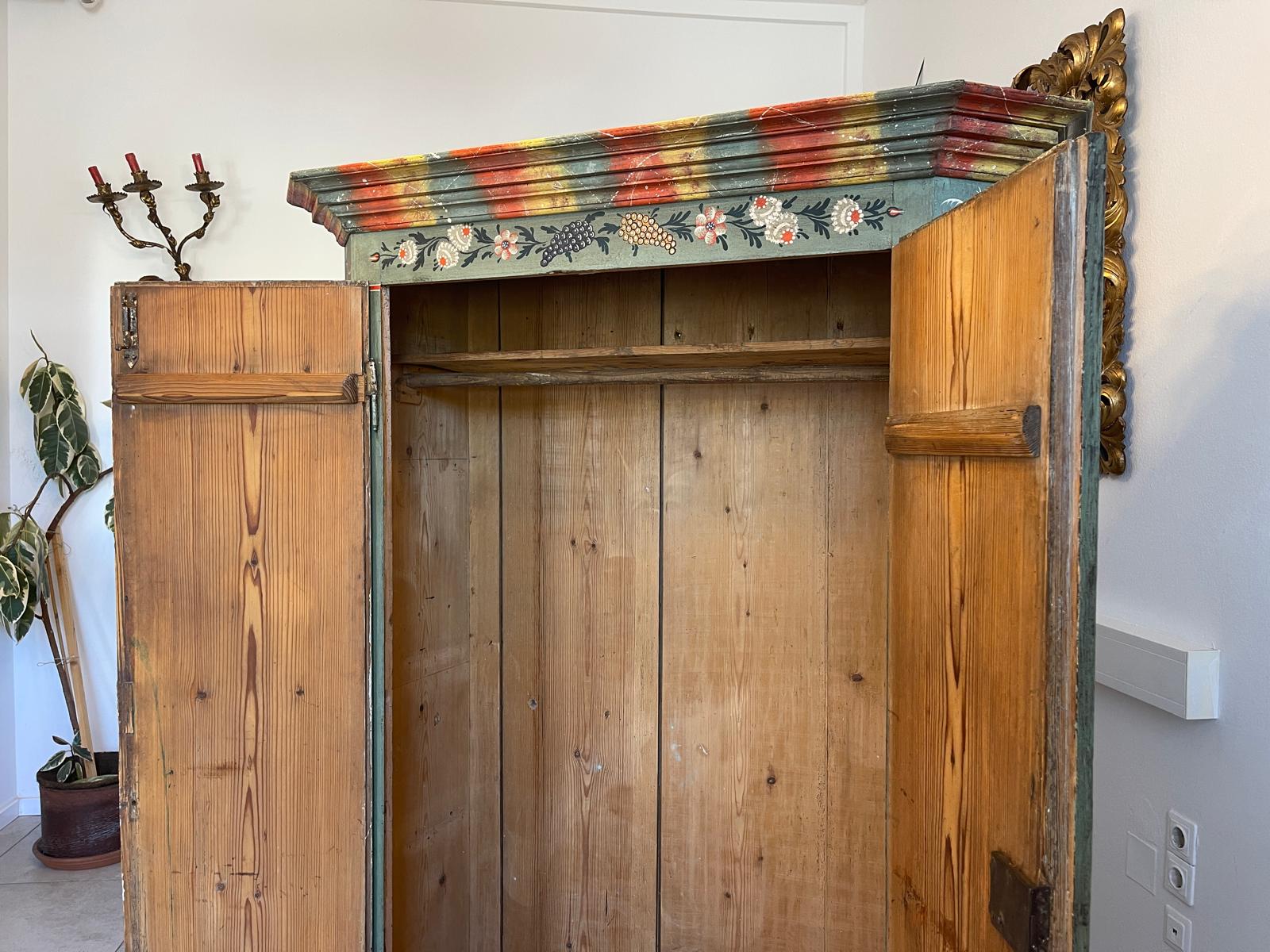 Handbemalter Bauernschrank mit Blumendekor, antiker Bauernkasten G1306