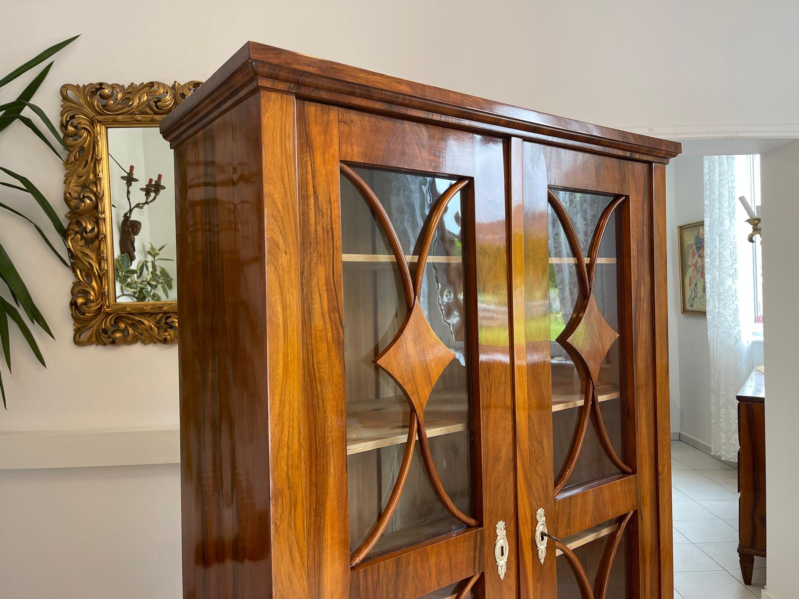 Restaurierte Biedermeier Vitrine Bücherschrank Glasschrank ANTIQUITÄT Nussholz G1678
