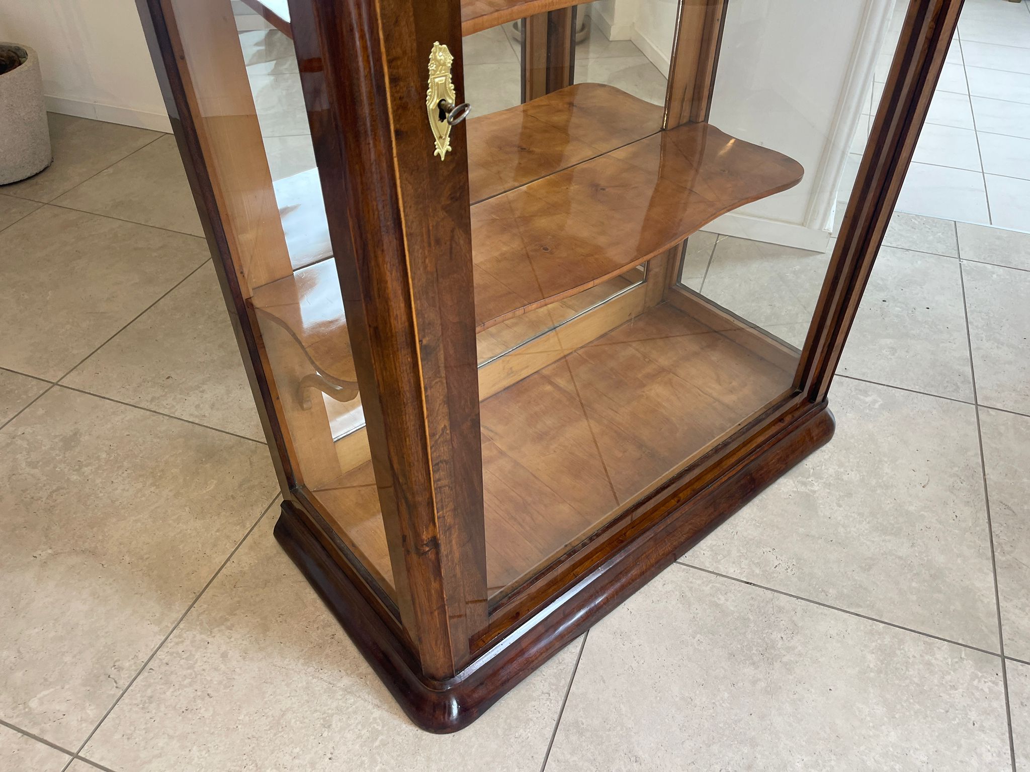Restaurierte Biedermeier Vitrinenschrank Glasschrank Nussholz Antiquität G1615