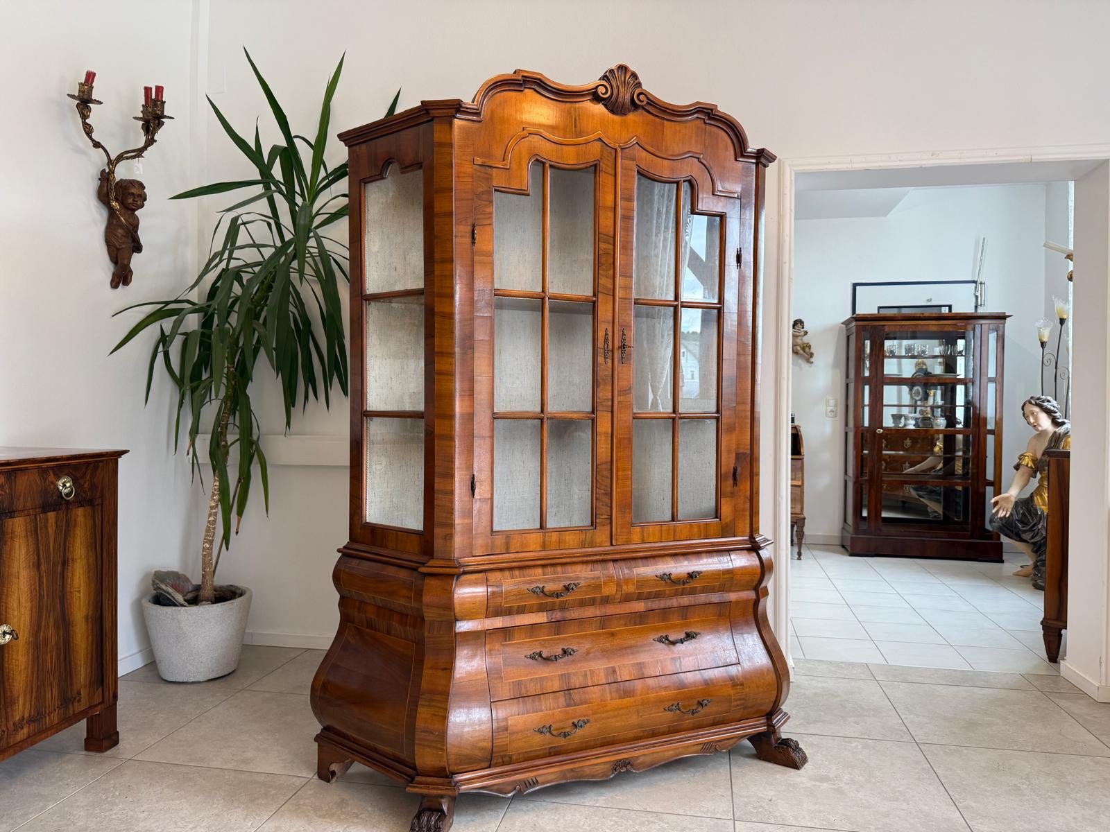 Barockstil Vitrine Nussholz Glasschrank Bücherschrank G2103