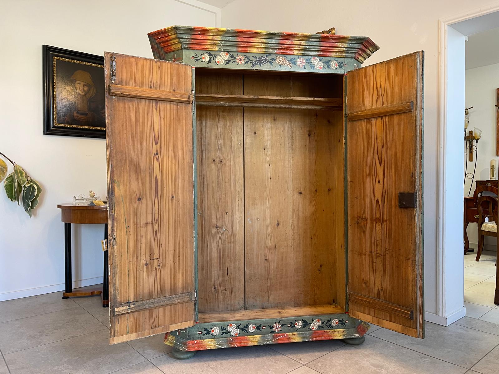 Handbemalter Bauernschrank mit Blumendekor, antiker Bauernkasten G1306