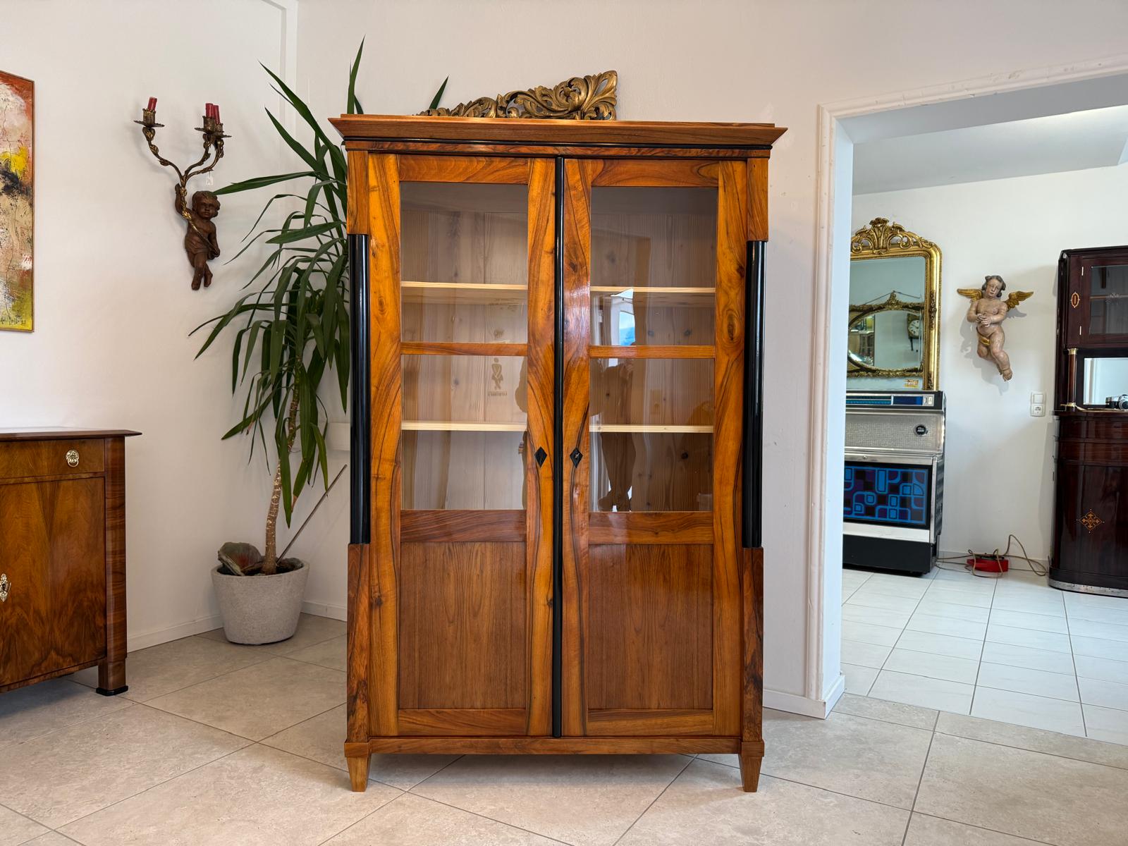 Biedermeier Vitrine Bücherschrank Restauriert Nussbaum Antiquität SALE D2294