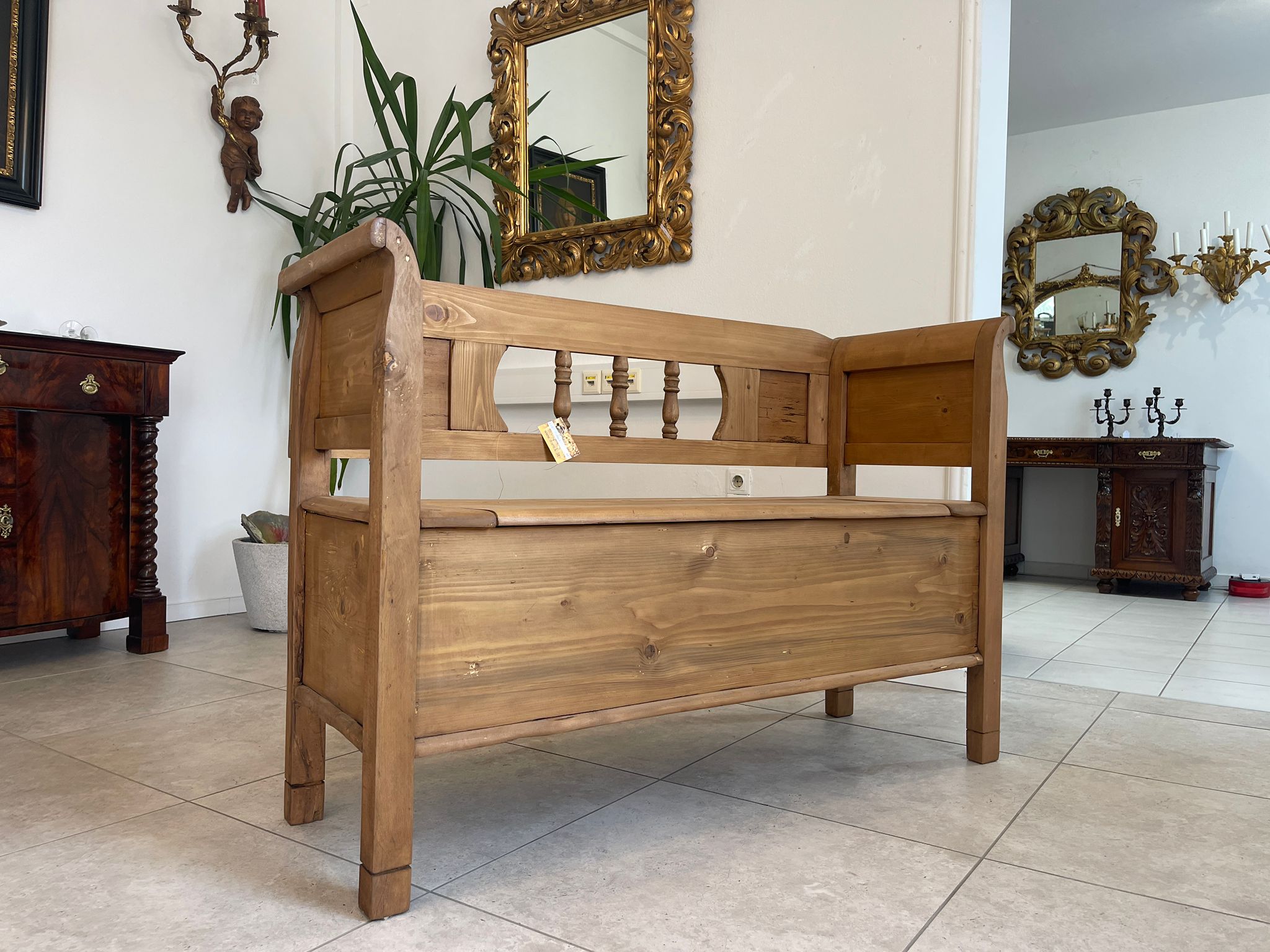 48208f72-08c4-4a89-a50f-cd6fcd1c13ac-1 Provinzielle Biedermeier Truhenbank Landhausbank A4861