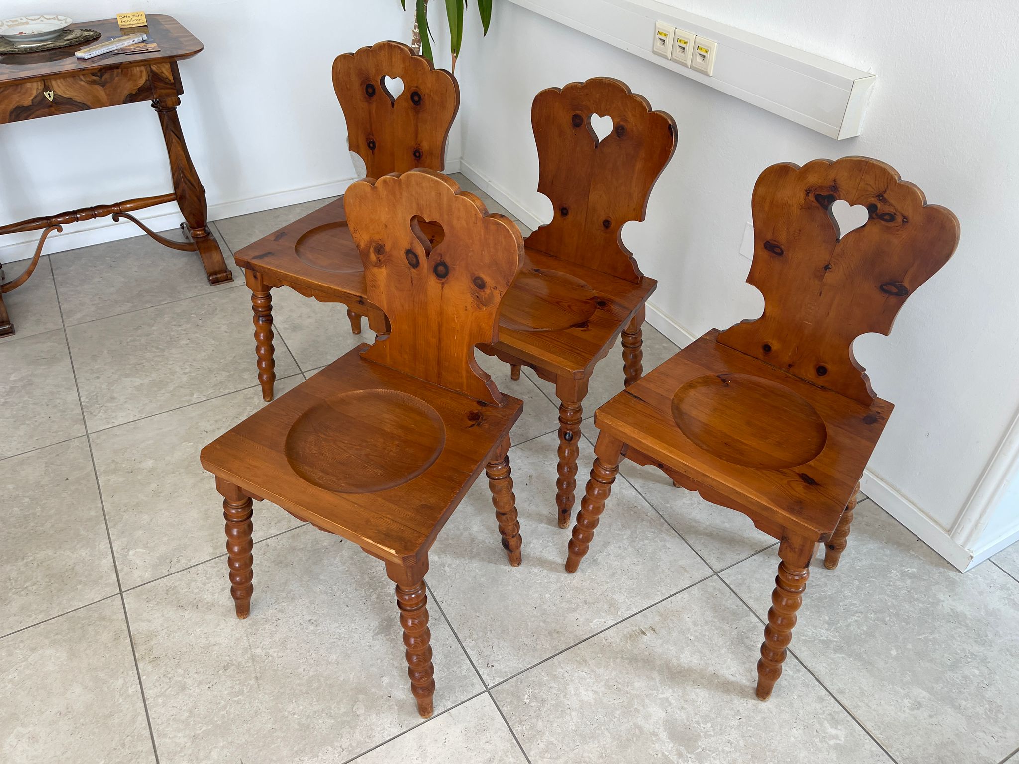 Bäuerliche Sitzgruppe Tisch 4 Bauernsessel Zirbenholz G1660
