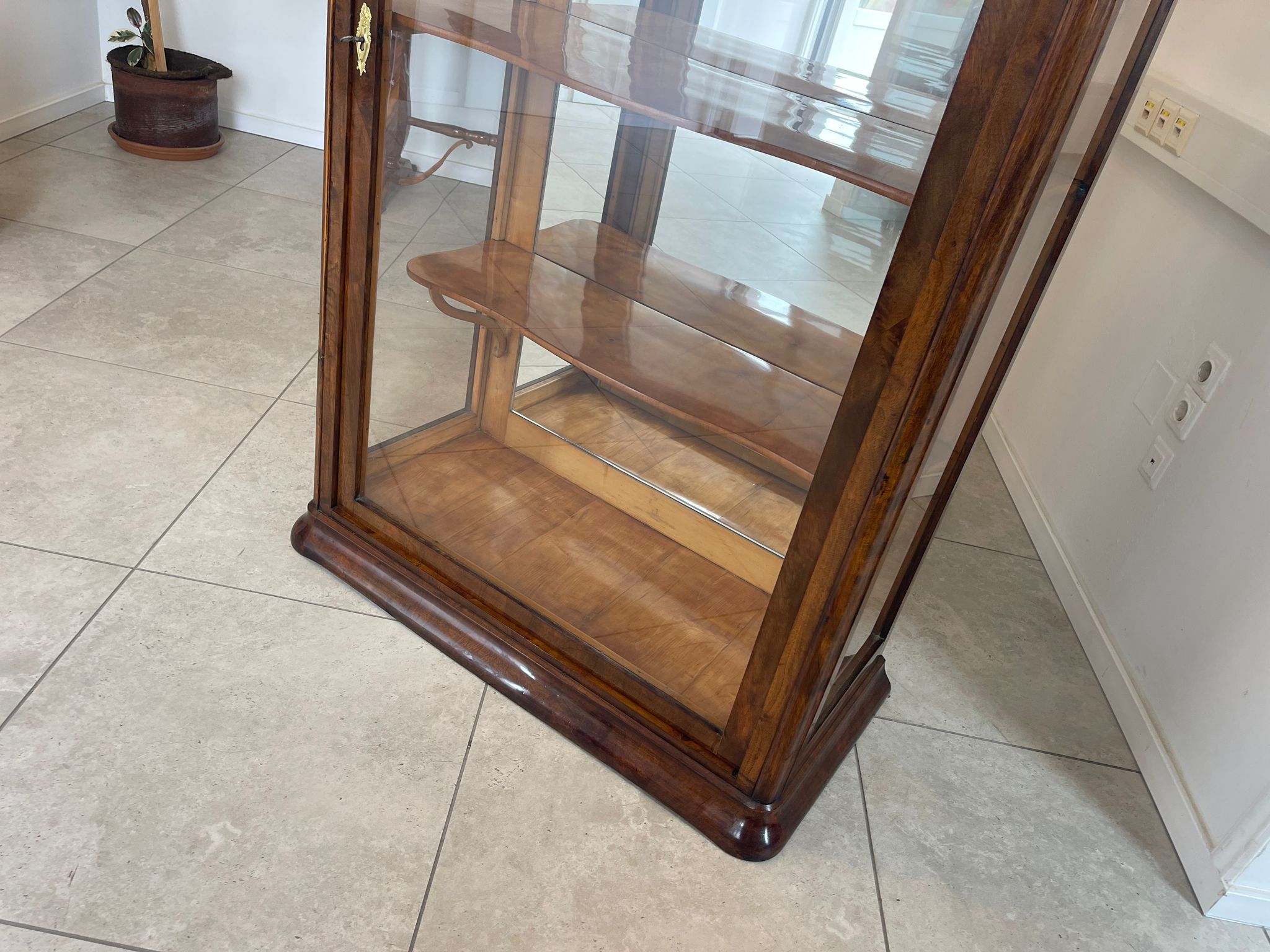 Restaurierte Biedermeier Vitrinenschrank Glasschrank Nussholz Antiquität G1615
