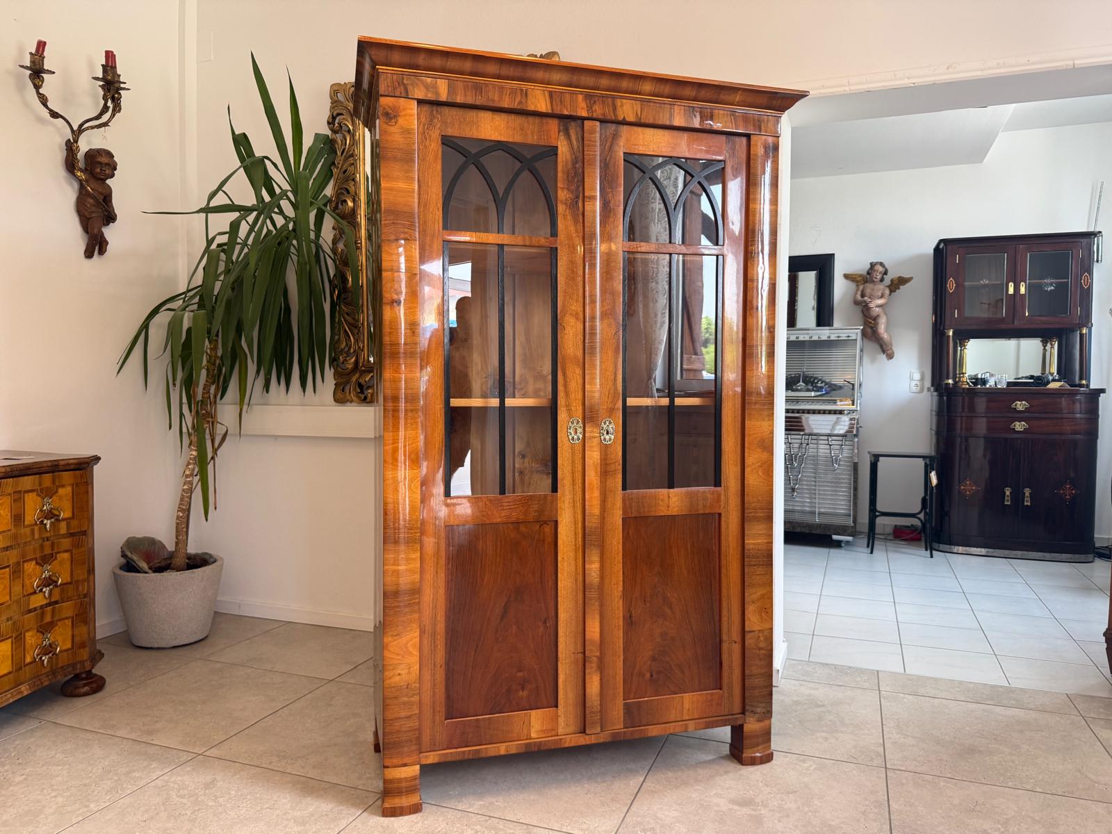 Biedermeier Vitrine Bücherschrank Restauriert Nussbaum Antiquität SALE D2675