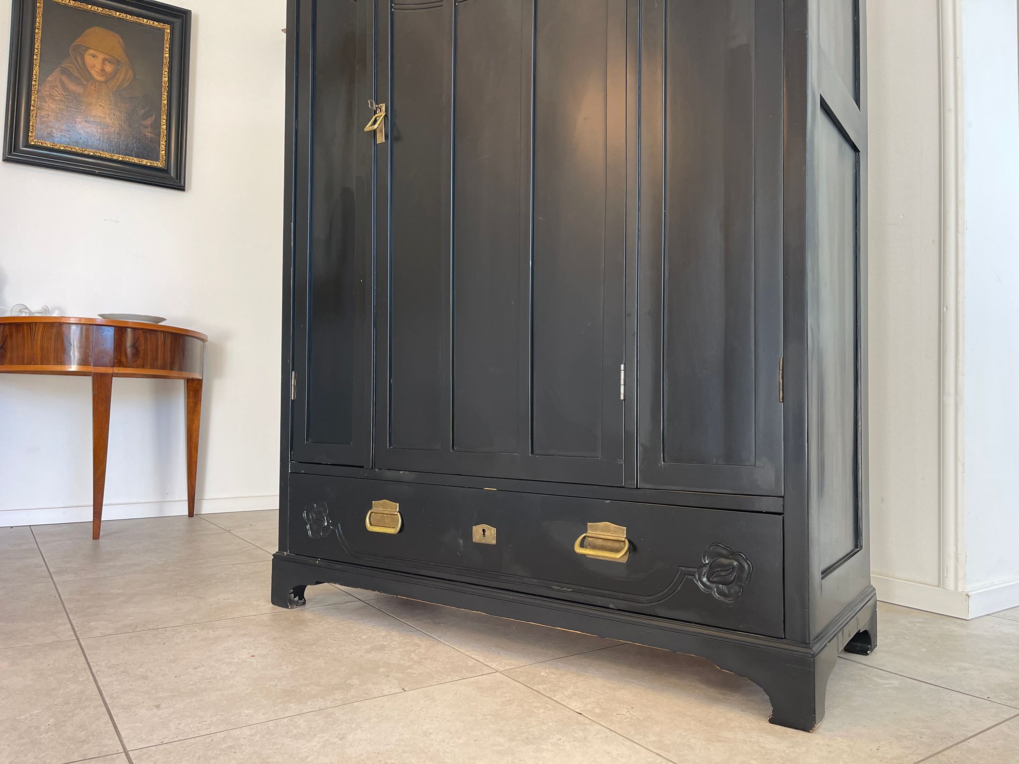 a9d31536-3eb7-4837-915f-32fb0273b548 Jugendstil Garderobenschrank Schwarz - Antiker Schrank mit floralen Mustern A5051