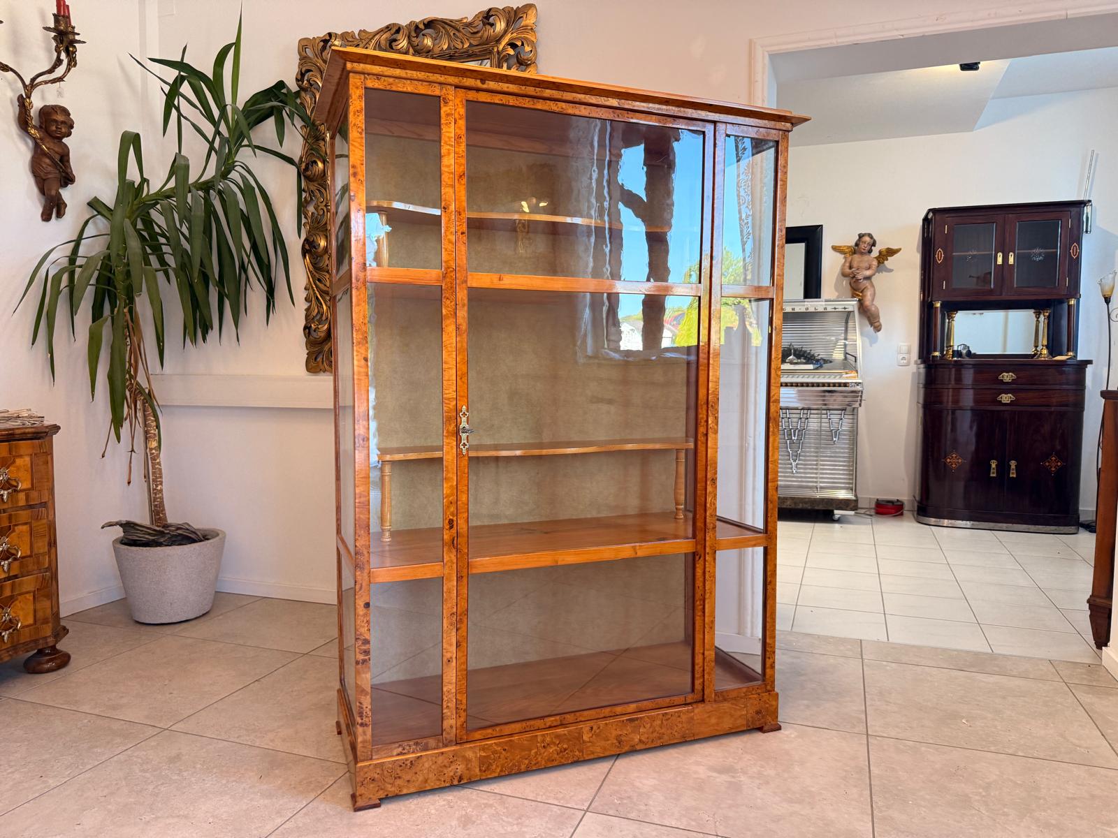 Restaurierte Biedermeier Vitrinenschrank Glasschrank Pappelholz Antiquität D2768