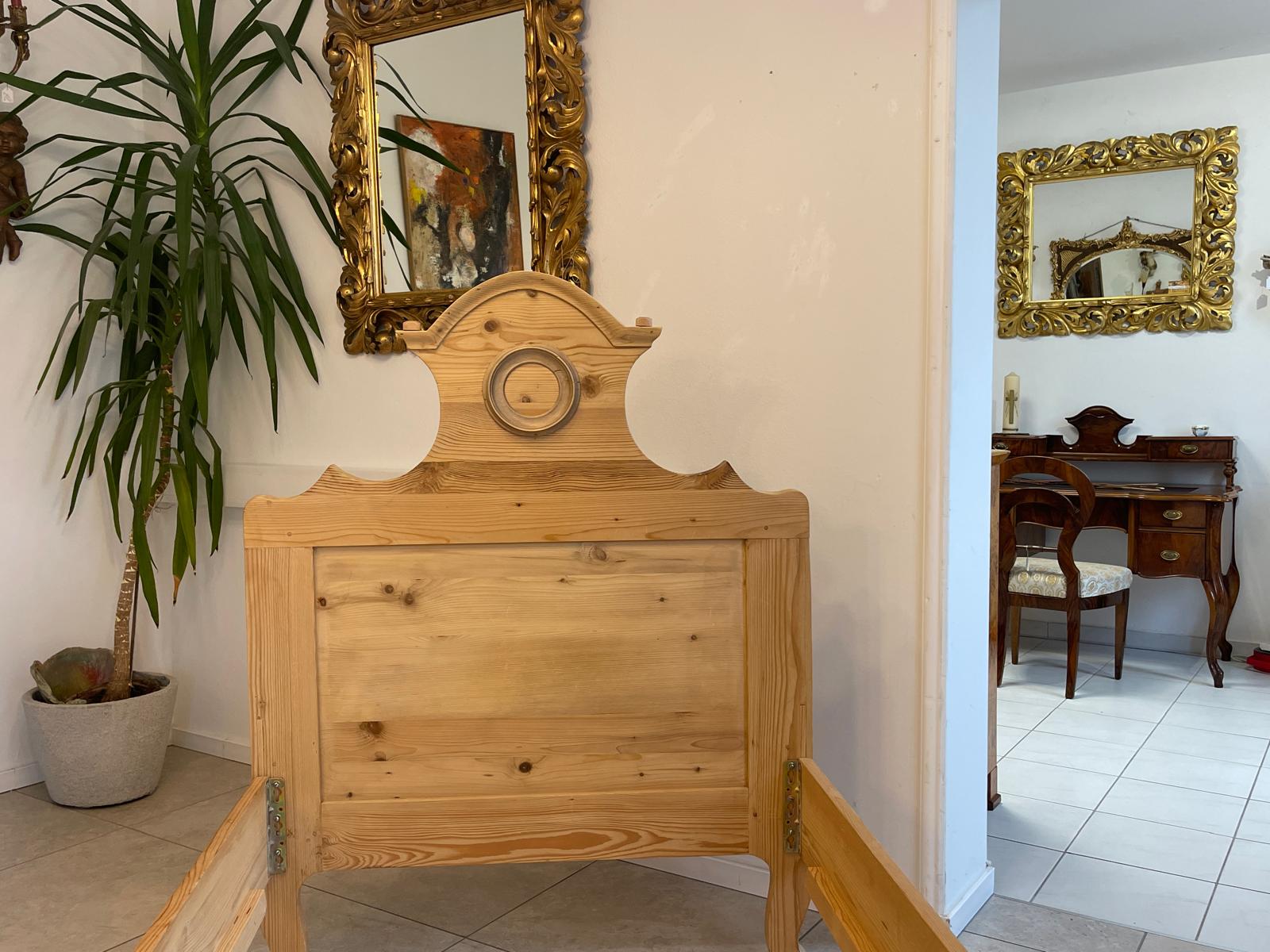 Bäuerliches Einzelbett aus massivem Holz Gründerzeit Steckbett G1672