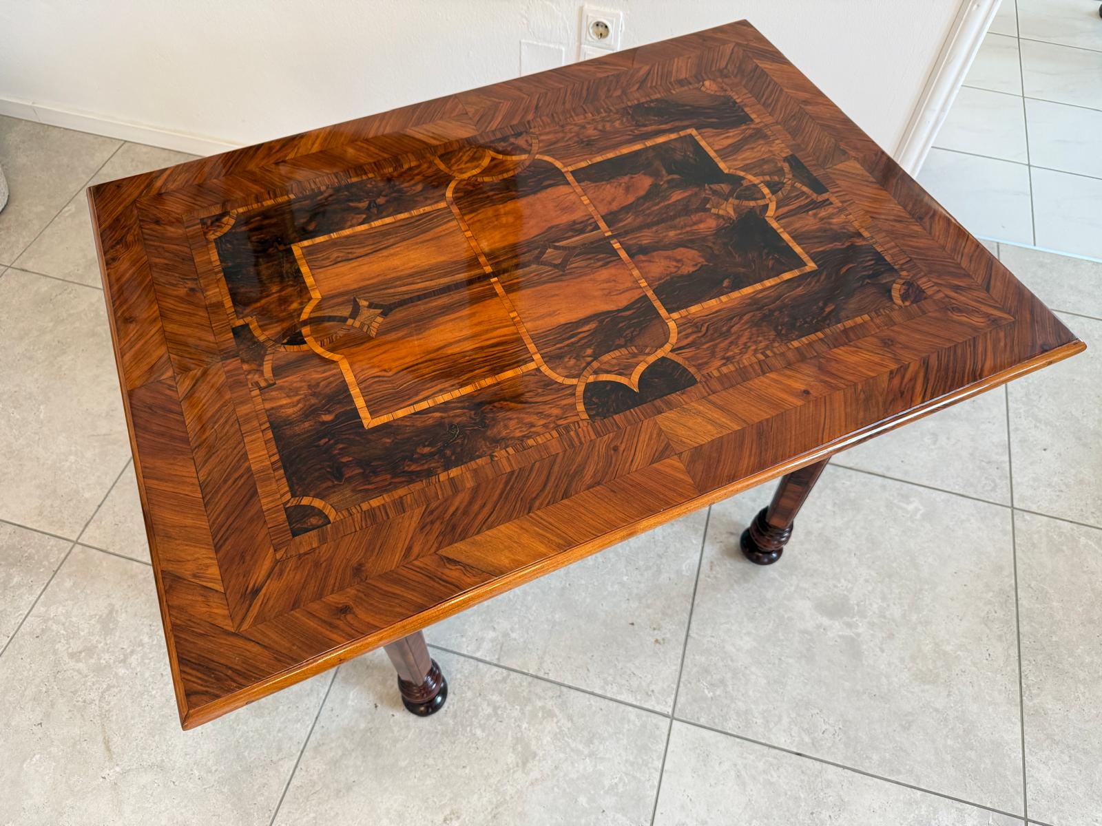 Restaurierter Barock Tisch Nussfurniert Marketiert Anquität G1834-1