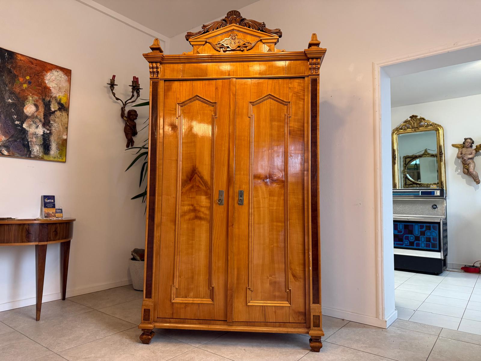 Altrestaurierter Gründerzeit Kasten Kleiderkasten Nussholz Kronenschrank D1065-1