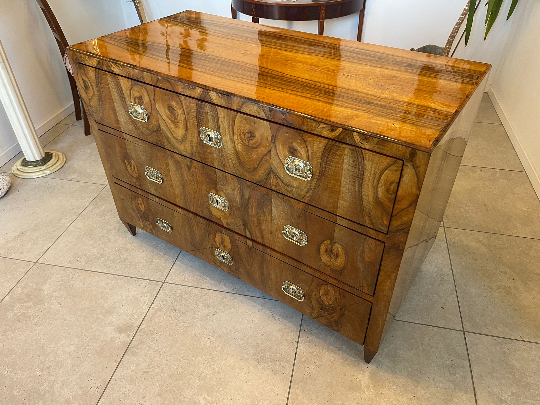 fb3fe54c-298e-424b-88b9-0025ebb46926 Sale Restaurierte Biedermeier Kommode Nussholz Antiquität A5104