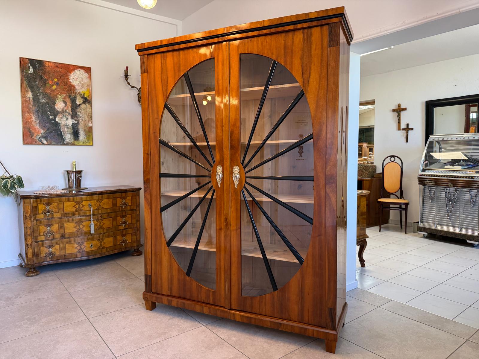 Biedermeier Vitrine Sonnenvitrine Bücherschrank Bibliotheksschrank Nussholz D2607