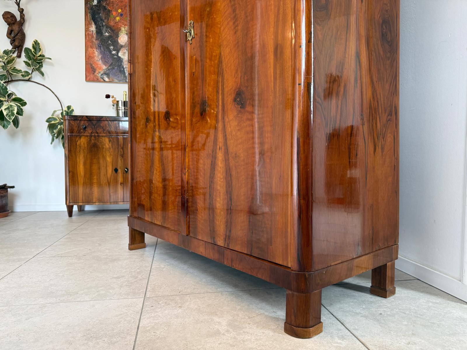Originaler Biedermeier Schrank mit Nussholz-Furnier Kleiderstange G2075