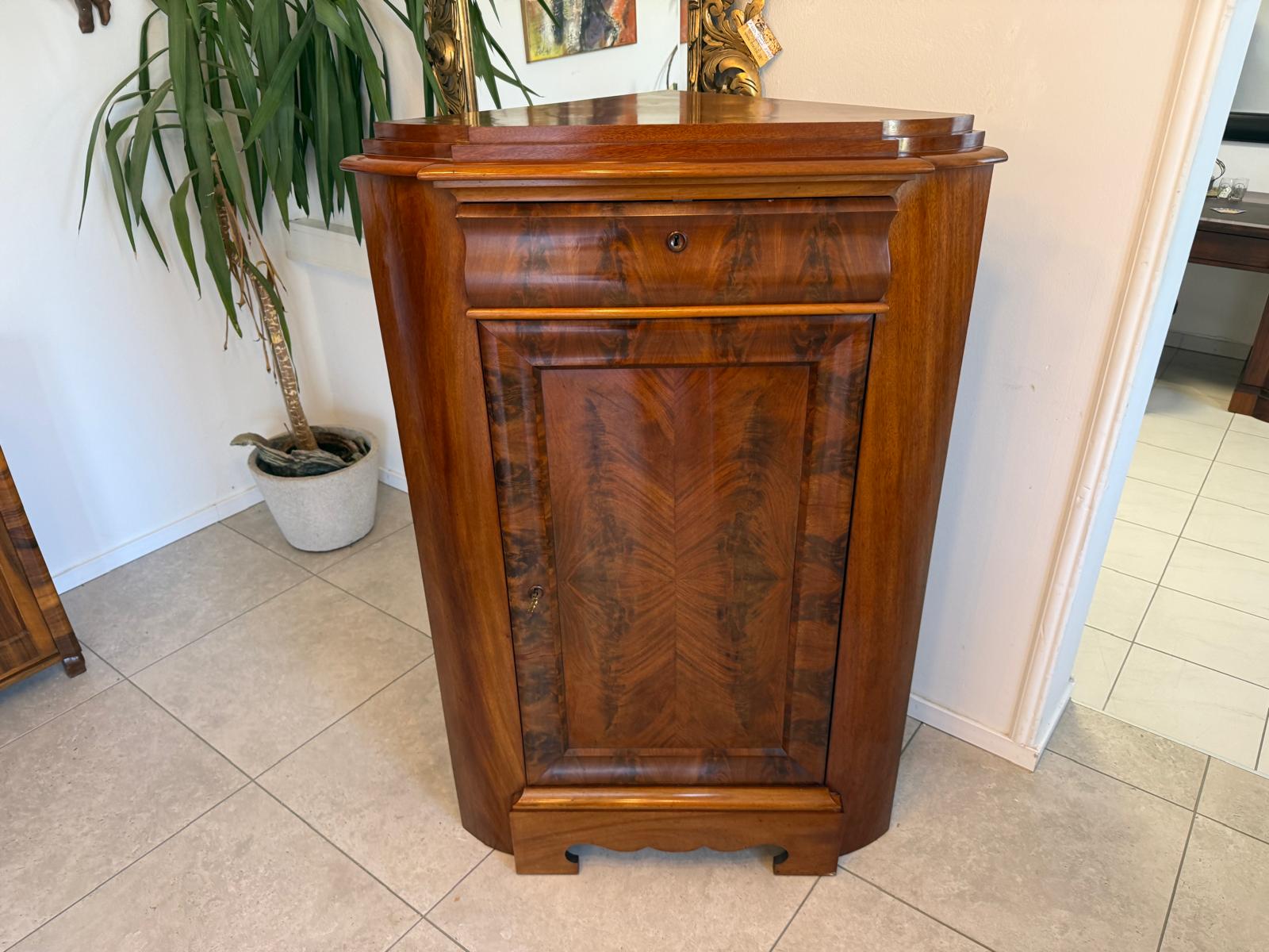 Biedermeier Eckschrank Eckanrichte Originalstück aus Nussholz D2904