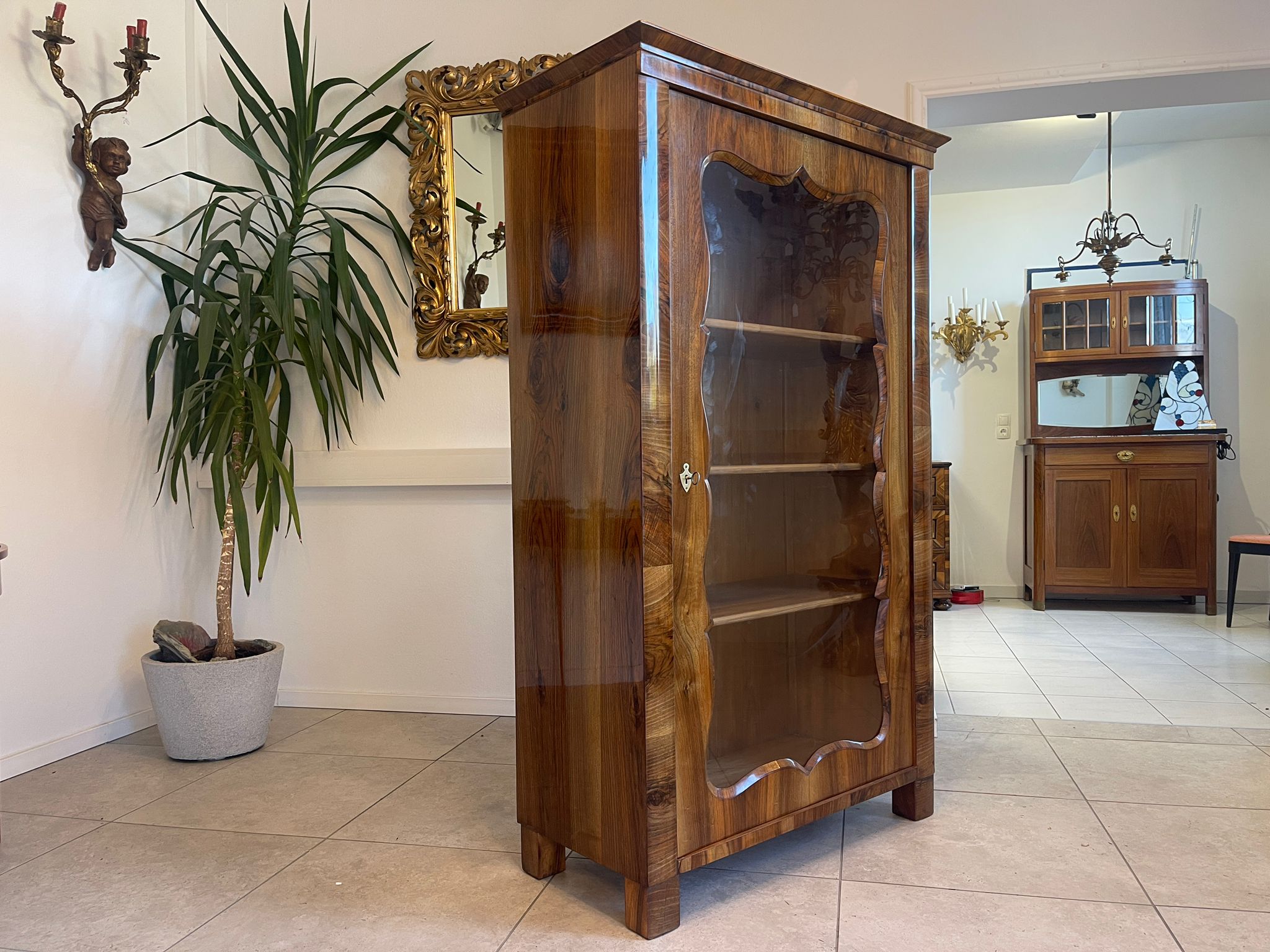 5d79703c-d921-413d-af9c-812c8a48a057 SALE Biedermeier Vitrine Bücherschrank Sammlervitrine, Nussholz A5102